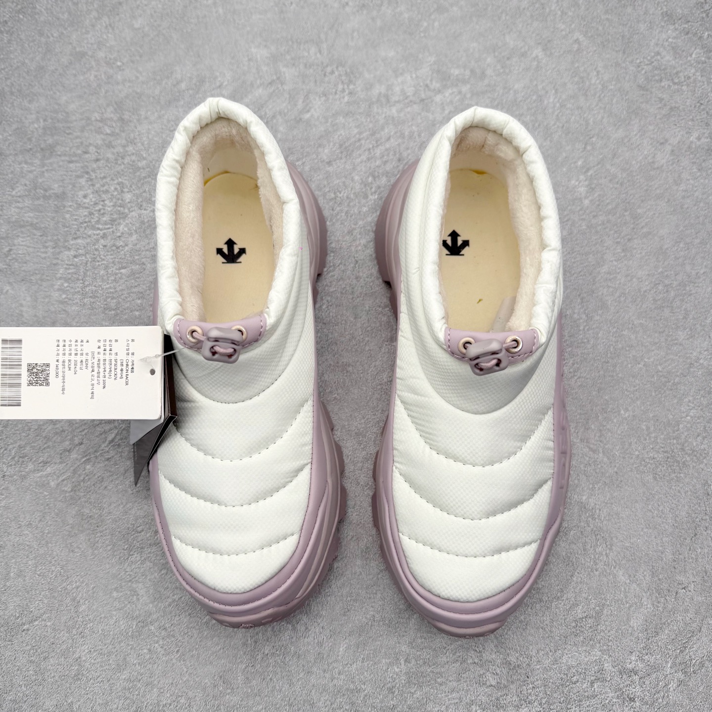 图片[2]-迪桑特DESCENTE SKI STYLE系列 P棉马卡龙厚底面包营地鞋保暖防滑耐磨生活休闲鞋 DESCENTE（迪桑特）创立于1935年，品牌名取自法语词汇，意为“滑降”。品牌箭头标识代表滑雪的三种技术“高速直线滑行”、“穿越”和“侧滑”，也寓意品牌在打造高端专业运动产品中不断追求完美的创新精神，致力于成为中国高端专业滑雪、综训、女子、铁人三项、高尔夫的第一品牌。实拍调校N版已经零色差零失真 百分百还原实物色彩所见即所得 不存在货不对板色差等低级问题 选购参考实物拍摄 不混卖不参货 只用心做好货严格选品 承诺混一赔十 尺码：36 36.5 37.5 38 38.5 39 40 40.5 41 42 42.5 43 44 44.5 45-选品中心