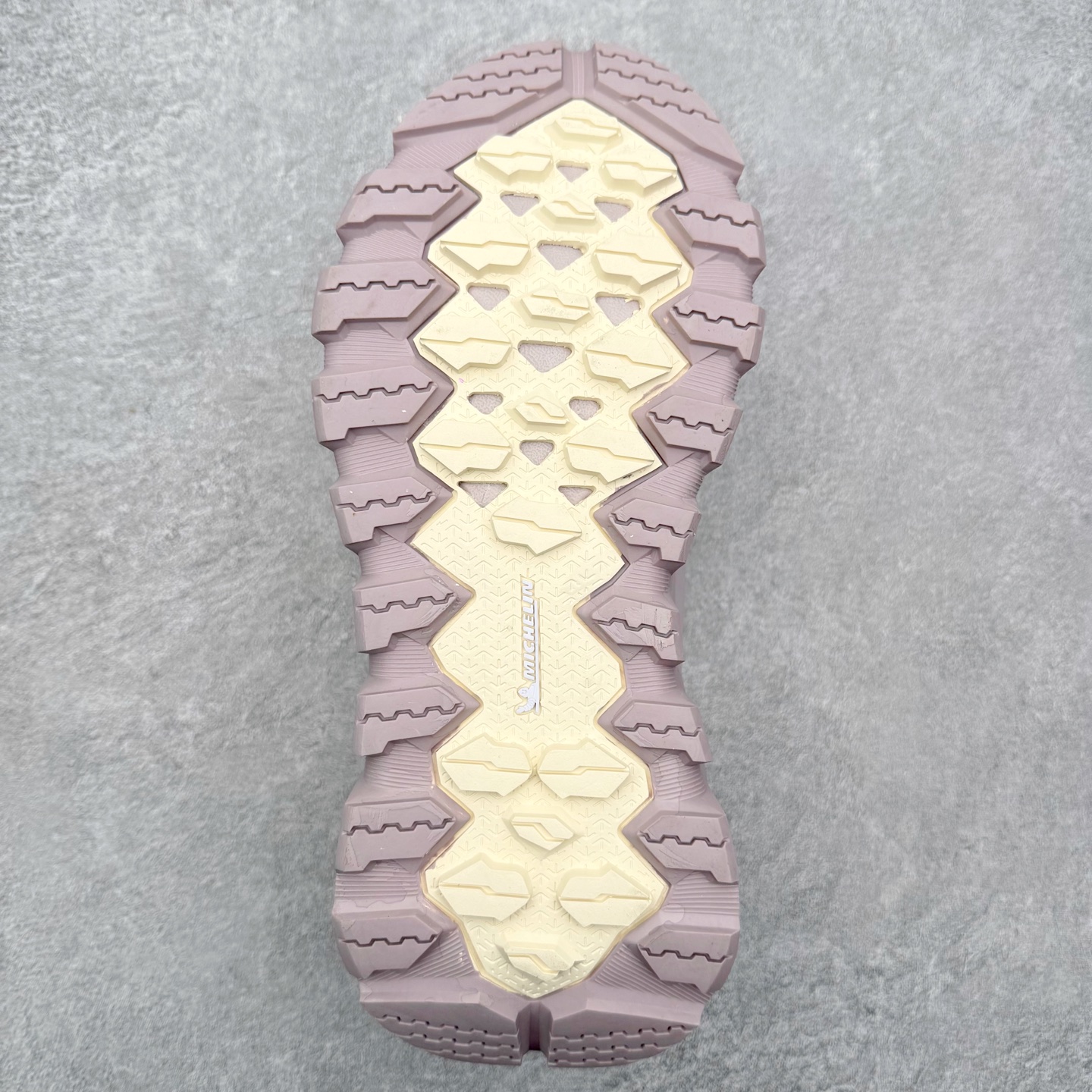 图片[9]-迪桑特DESCENTE SKI STYLE系列 P棉马卡龙厚底面包营地鞋保暖防滑耐磨生活休闲鞋 DESCENTE（迪桑特）创立于1935年，品牌名取自法语词汇，意为“滑降”。品牌箭头标识代表滑雪的三种技术“高速直线滑行”、“穿越”和“侧滑”，也寓意品牌在打造高端专业运动产品中不断追求完美的创新精神，致力于成为中国高端专业滑雪、综训、女子、铁人三项、高尔夫的第一品牌。实拍调校N版已经零色差零失真 百分百还原实物色彩所见即所得 不存在货不对板色差等低级问题 选购参考实物拍摄 不混卖不参货 只用心做好货严格选品 承诺混一赔十 尺码：36 36.5 37.5 38 38.5 39 40 40.5 41 42 42.5 43 44 44.5 45-选品中心