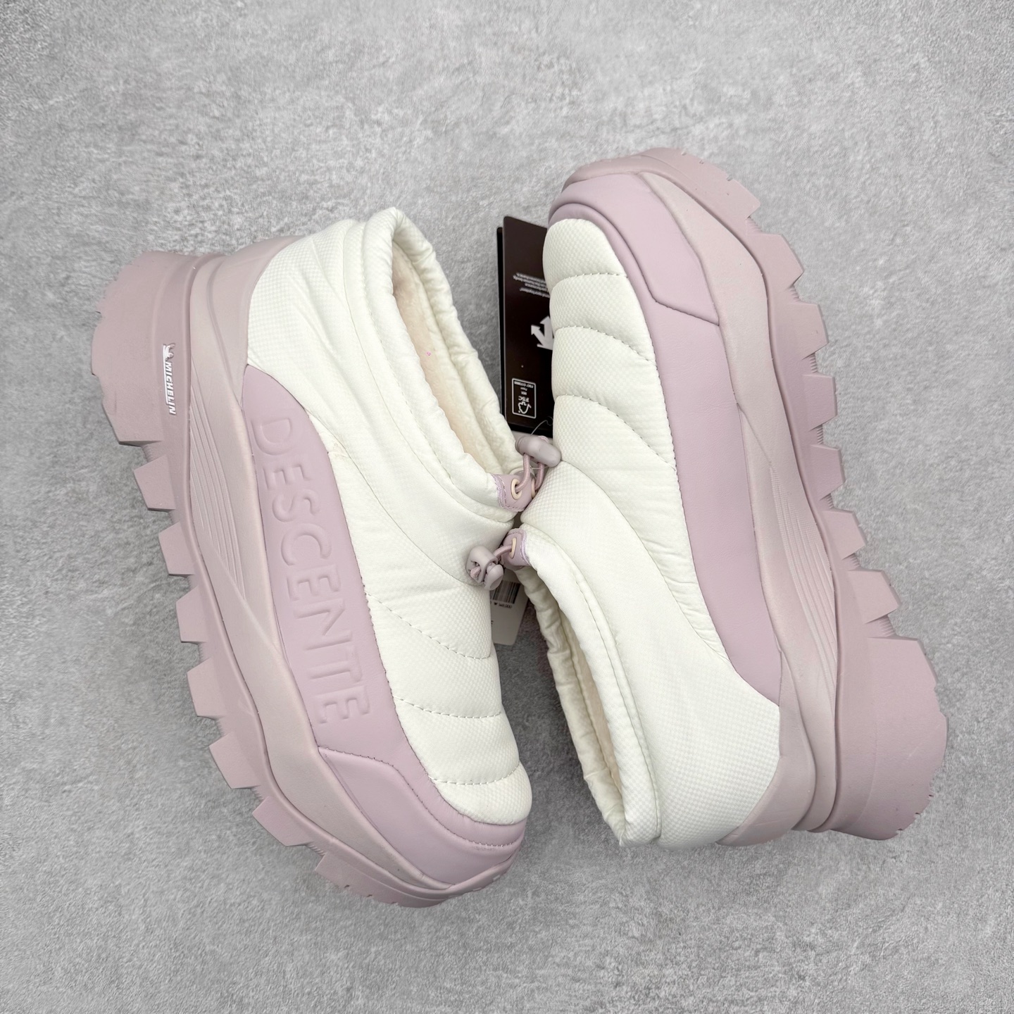 图片[3]-迪桑特DESCENTE SKI STYLE系列 P棉马卡龙厚底面包营地鞋保暖防滑耐磨生活休闲鞋 DESCENTE（迪桑特）创立于1935年，品牌名取自法语词汇，意为“滑降”。品牌箭头标识代表滑雪的三种技术“高速直线滑行”、“穿越”和“侧滑”，也寓意品牌在打造高端专业运动产品中不断追求完美的创新精神，致力于成为中国高端专业滑雪、综训、女子、铁人三项、高尔夫的第一品牌。实拍调校N版已经零色差零失真 百分百还原实物色彩所见即所得 不存在货不对板色差等低级问题 选购参考实物拍摄 不混卖不参货 只用心做好货严格选品 承诺混一赔十 尺码：36 36.5 37.5 38 38.5 39 40 40.5 41 42 42.5 43 44 44.5 45-选品中心