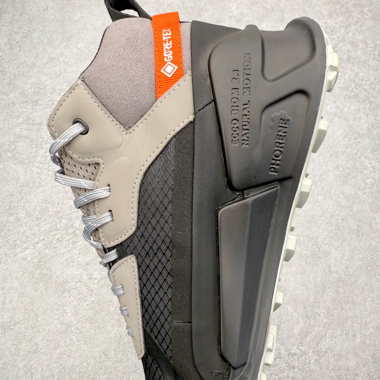 图片[7]-ECCO爱步BIOM缓震防水男鞋 徒步越野运动鞋 健步2.1山地鞋 户外运动鞋 自然律动科技鞋楦，符合人体工学 带来裸足体验 GORE-TEX防水技术结合了优化的透气性和潮湿性天气防护的功能 加固的鞋底结构增强其稳定性，加厚的鞋领提供支持与保护性，以应对挑战的越野地形 PU中底，橡胶大底，抓地力强 具有良好的防滑耐磨性 Ortholite蜂窝状压印鞋垫，长效缓震，亲肤透气 稳固防护 循迹山野 尺码：39 40 41 42 43 44 （正常码）-选品中心