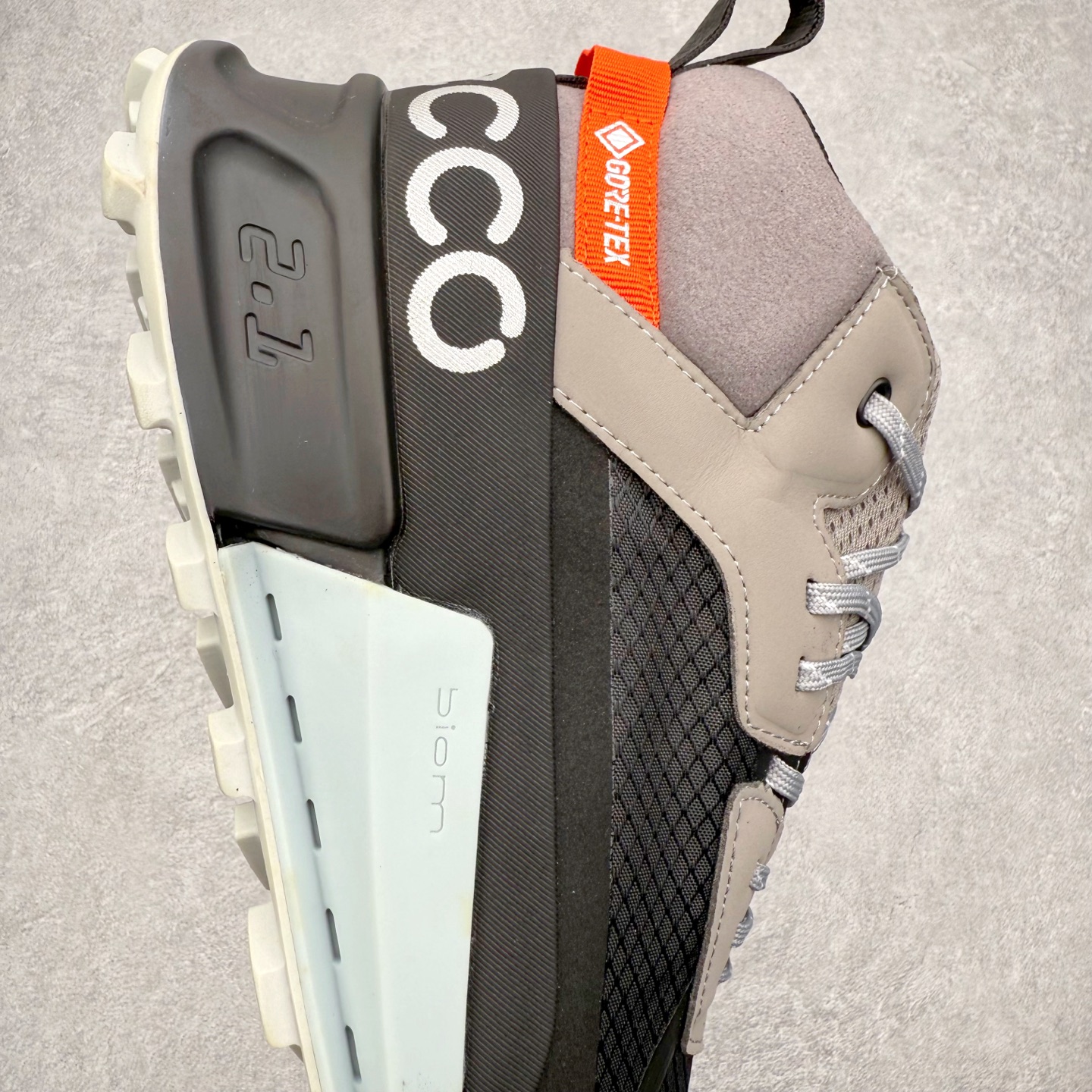 图片[6]-ECCO爱步BIOM缓震防水男鞋 徒步越野运动鞋 健步2.1山地鞋 户外运动鞋 自然律动科技鞋楦，符合人体工学 带来裸足体验 GORE-TEX防水技术结合了优化的透气性和潮湿性天气防护的功能 加固的鞋底结构增强其稳定性，加厚的鞋领提供支持与保护性，以应对挑战的越野地形 PU中底，橡胶大底，抓地力强 具有良好的防滑耐磨性 Ortholite蜂窝状压印鞋垫，长效缓震，亲肤透气 稳固防护 循迹山野 尺码：39 40 41 42 43 44 （正常码）-选品中心