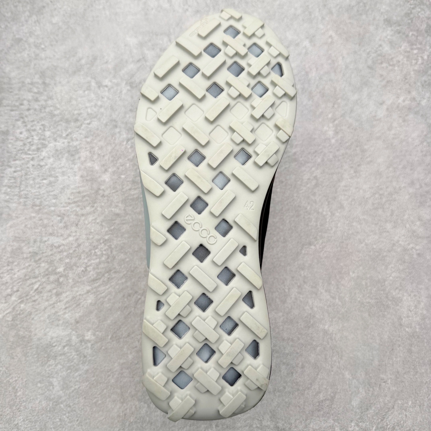 图片[9]-ECCO爱步BIOM缓震防水男鞋 徒步越野运动鞋 健步2.1山地鞋 户外运动鞋 自然律动科技鞋楦，符合人体工学 带来裸足体验 GORE-TEX防水技术结合了优化的透气性和潮湿性天气防护的功能 加固的鞋底结构增强其稳定性，加厚的鞋领提供支持与保护性，以应对挑战的越野地形 PU中底，橡胶大底，抓地力强 具有良好的防滑耐磨性 Ortholite蜂窝状压印鞋垫，长效缓震，亲肤透气 稳固防护 循迹山野 尺码：39 40 41 42 43 44 （正常码）-选品中心