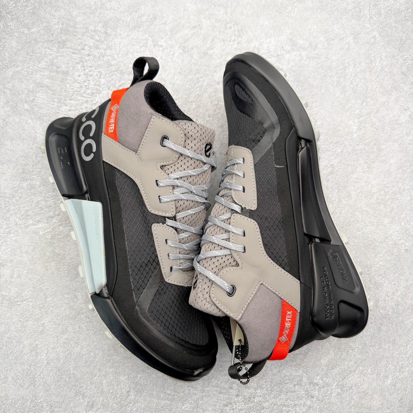 图片[3]-ECCO爱步BIOM缓震防水男鞋 徒步越野运动鞋 健步2.1山地鞋 户外运动鞋 自然律动科技鞋楦，符合人体工学 带来裸足体验 GORE-TEX防水技术结合了优化的透气性和潮湿性天气防护的功能 加固的鞋底结构增强其稳定性，加厚的鞋领提供支持与保护性，以应对挑战的越野地形 PU中底，橡胶大底，抓地力强 具有良好的防滑耐磨性 Ortholite蜂窝状压印鞋垫，长效缓震，亲肤透气 稳固防护 循迹山野 尺码：39 40 41 42 43 44 （正常码）-选品中心