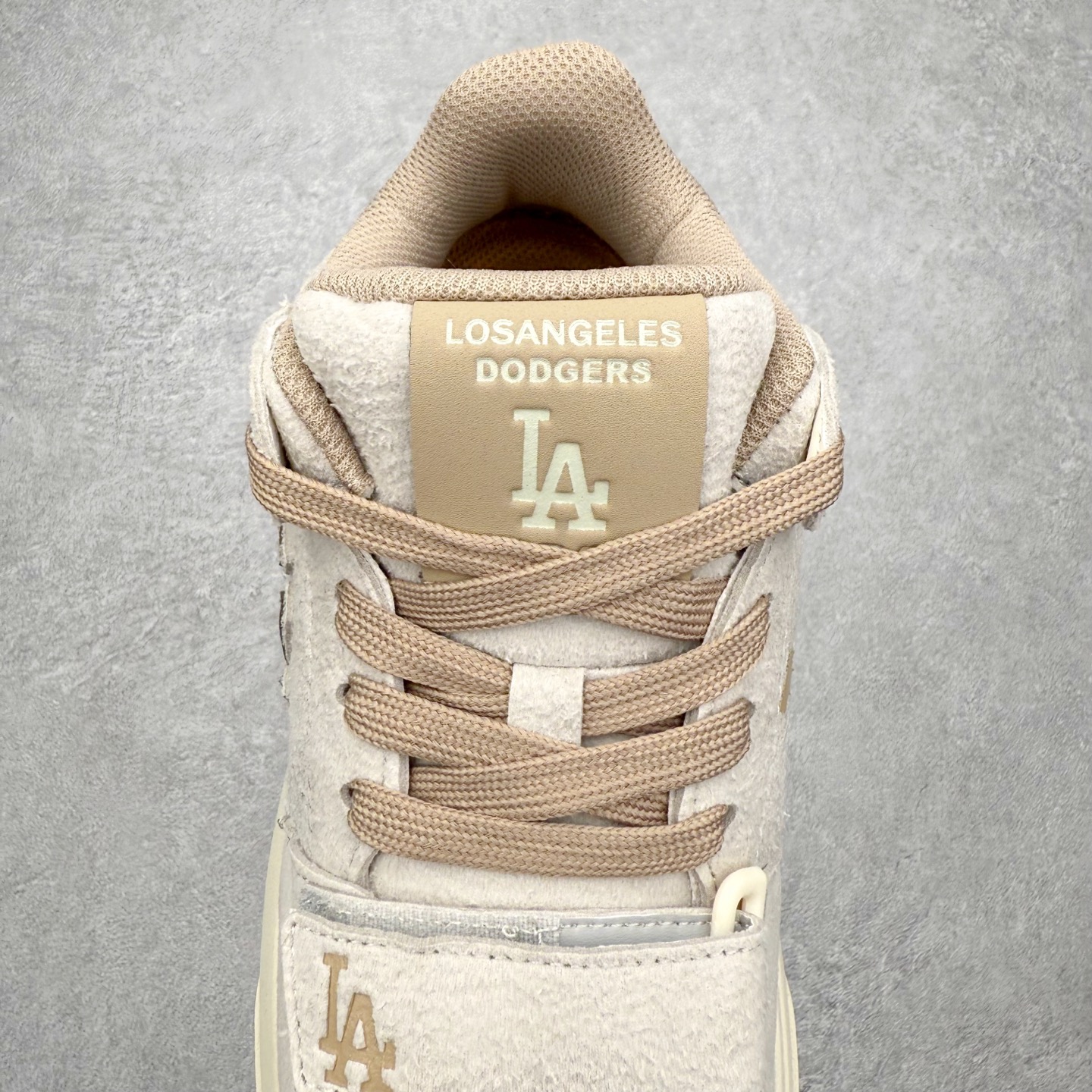 图片[5]-MLB Chunky Liner Basic Mid 学长鞋系列中帮老爹风轻量增高厚底百搭休闲运动板鞋 高级街头休閒品牌MLB公开了新推出的Chunky Liner系列，以#学长鞋#之名，定义每个人的少年感！MLB在Big Ball Chunkey,High Chunkey等推出的每款运动鞋都大受欢迎，成爲运动鞋的爆款店，在2022年推出了新风格的运动鞋“Chunky Liner”系列。Chunky Liner是从棒球鞋中获得灵感设计，添加了气质街头时尚的运动鞋。在产品上市的同时推出一些海报中，它展现追求自己个性的顾客们的Flex形象和多样的搭配。特别是夹克和连衣裙等正式单品加上球帽，运动鞋等运动单品的混搭，展现更加时尚的搭配，给人舒适又酷的感觉。Chunky Liner是灵感来自于直线延伸的强打者的击球,鞋帮图案加上反向反射材质的Pipping线条，突显了细节。Outsol以棒球和MLB标志爲主题进行了设计,被评价爲体现了MLB独有的个性。 高弹性、吸汗、复原力卓越的开孔材质的鞋垫。尺码：35 36 36.5 37.5 38 38.5 39 40 40.5 41 42 42.5 43 44 45-选品中心