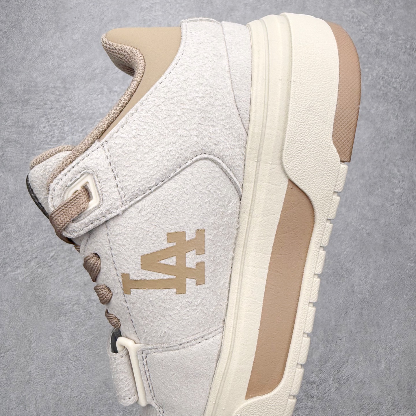 图片[7]-MLB Chunky Liner Basic Mid 学长鞋系列中帮老爹风轻量增高厚底百搭休闲运动板鞋 高级街头休閒品牌MLB公开了新推出的Chunky Liner系列，以#学长鞋#之名，定义每个人的少年感！MLB在Big Ball Chunkey,High Chunkey等推出的每款运动鞋都大受欢迎，成爲运动鞋的爆款店，在2022年推出了新风格的运动鞋“Chunky Liner”系列。Chunky Liner是从棒球鞋中获得灵感设计，添加了气质街头时尚的运动鞋。在产品上市的同时推出一些海报中，它展现追求自己个性的顾客们的Flex形象和多样的搭配。特别是夹克和连衣裙等正式单品加上球帽，运动鞋等运动单品的混搭，展现更加时尚的搭配，给人舒适又酷的感觉。Chunky Liner是灵感来自于直线延伸的强打者的击球,鞋帮图案加上反向反射材质的Pipping线条，突显了细节。Outsol以棒球和MLB标志爲主题进行了设计,被评价爲体现了MLB独有的个性。 高弹性、吸汗、复原力卓越的开孔材质的鞋垫。尺码：35 36 36.5 37.5 38 38.5 39 40 40.5 41 42 42.5 43 44 45-选品中心