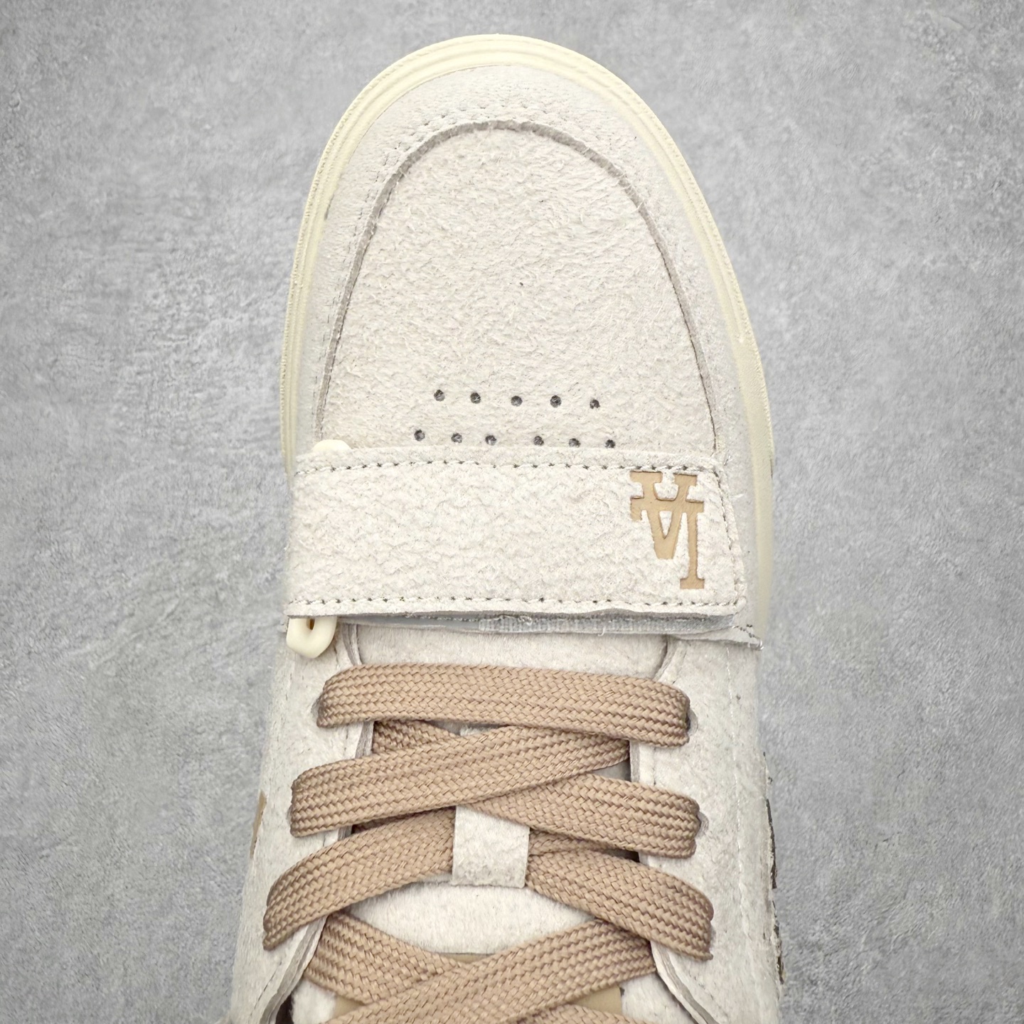 图片[4]-MLB Chunky Liner Basic Mid 学长鞋系列中帮老爹风轻量增高厚底百搭休闲运动板鞋 高级街头休閒品牌MLB公开了新推出的Chunky Liner系列，以#学长鞋#之名，定义每个人的少年感！MLB在Big Ball Chunkey,High Chunkey等推出的每款运动鞋都大受欢迎，成爲运动鞋的爆款店，在2022年推出了新风格的运动鞋“Chunky Liner”系列。Chunky Liner是从棒球鞋中获得灵感设计，添加了气质街头时尚的运动鞋。在产品上市的同时推出一些海报中，它展现追求自己个性的顾客们的Flex形象和多样的搭配。特别是夹克和连衣裙等正式单品加上球帽，运动鞋等运动单品的混搭，展现更加时尚的搭配，给人舒适又酷的感觉。Chunky Liner是灵感来自于直线延伸的强打者的击球,鞋帮图案加上反向反射材质的Pipping线条，突显了细节。Outsol以棒球和MLB标志爲主题进行了设计,被评价爲体现了MLB独有的个性。 高弹性、吸汗、复原力卓越的开孔材质的鞋垫。尺码：35 36 36.5 37.5 38 38.5 39 40 40.5 41 42 42.5 43 44 45-选品中心