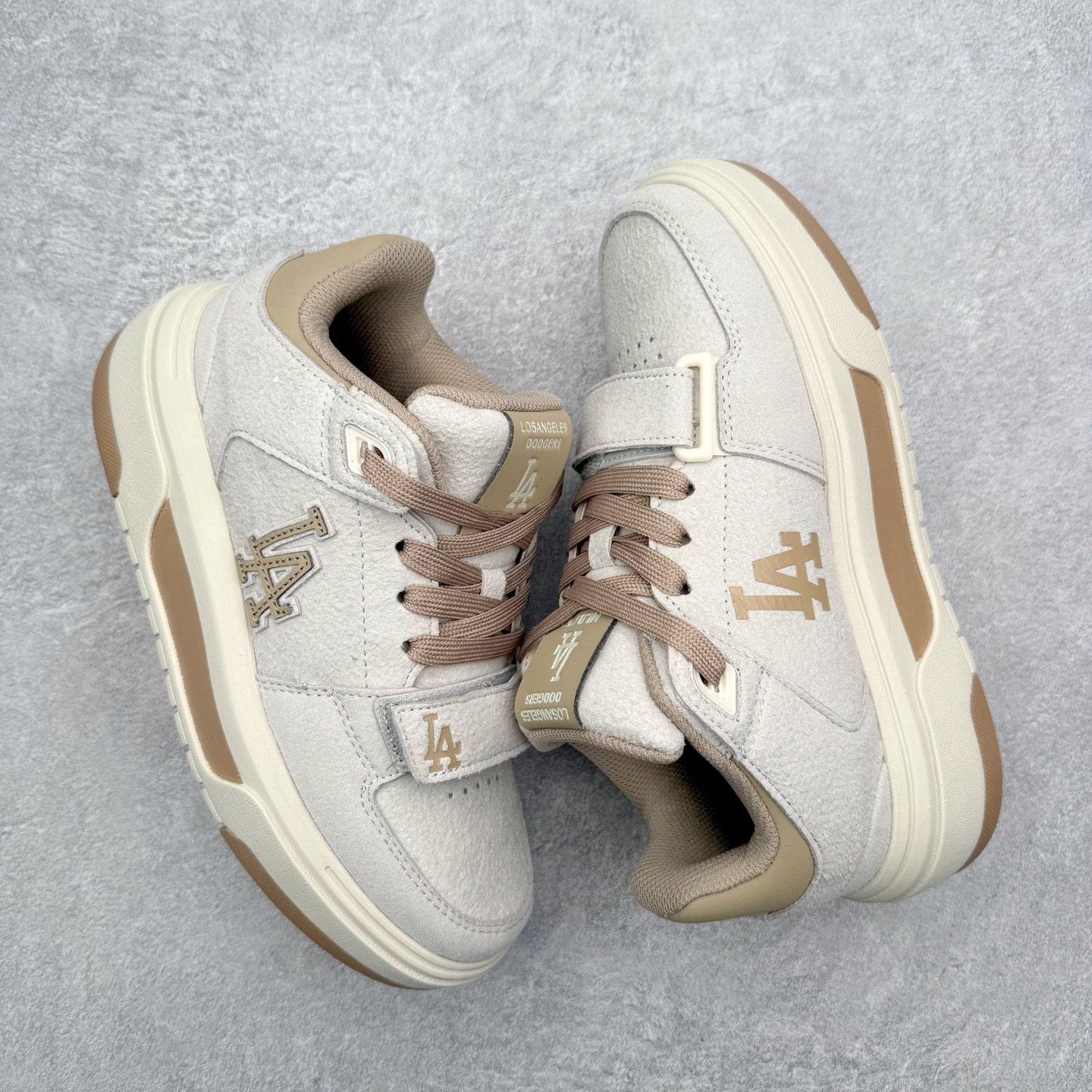 图片[3]-MLB Chunky Liner Basic Mid 学长鞋系列中帮老爹风轻量增高厚底百搭休闲运动板鞋 高级街头休閒品牌MLB公开了新推出的Chunky Liner系列，以#学长鞋#之名，定义每个人的少年感！MLB在Big Ball Chunkey,High Chunkey等推出的每款运动鞋都大受欢迎，成爲运动鞋的爆款店，在2022年推出了新风格的运动鞋“Chunky Liner”系列。Chunky Liner是从棒球鞋中获得灵感设计，添加了气质街头时尚的运动鞋。在产品上市的同时推出一些海报中，它展现追求自己个性的顾客们的Flex形象和多样的搭配。特别是夹克和连衣裙等正式单品加上球帽，运动鞋等运动单品的混搭，展现更加时尚的搭配，给人舒适又酷的感觉。Chunky Liner是灵感来自于直线延伸的强打者的击球,鞋帮图案加上反向反射材质的Pipping线条，突显了细节。Outsol以棒球和MLB标志爲主题进行了设计,被评价爲体现了MLB独有的个性。 高弹性、吸汗、复原力卓越的开孔材质的鞋垫。尺码：35 36 36.5 37.5 38 38.5 39 40 40.5 41 42 42.5 43 44 45-选品中心