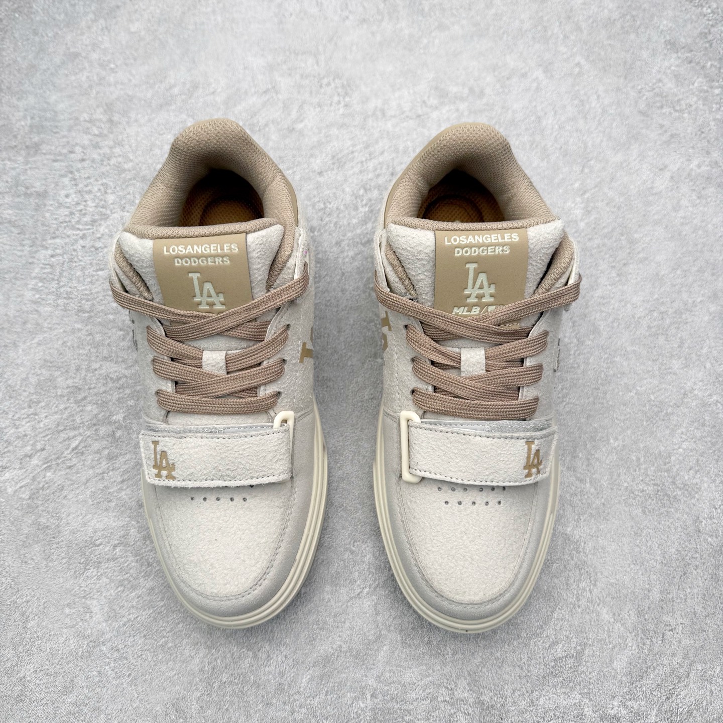 图片[2]-MLB Chunky Liner Basic Mid 学长鞋系列中帮老爹风轻量增高厚底百搭休闲运动板鞋 高级街头休閒品牌MLB公开了新推出的Chunky Liner系列，以#学长鞋#之名，定义每个人的少年感！MLB在Big Ball Chunkey,High Chunkey等推出的每款运动鞋都大受欢迎，成爲运动鞋的爆款店，在2022年推出了新风格的运动鞋“Chunky Liner”系列。Chunky Liner是从棒球鞋中获得灵感设计，添加了气质街头时尚的运动鞋。在产品上市的同时推出一些海报中，它展现追求自己个性的顾客们的Flex形象和多样的搭配。特别是夹克和连衣裙等正式单品加上球帽，运动鞋等运动单品的混搭，展现更加时尚的搭配，给人舒适又酷的感觉。Chunky Liner是灵感来自于直线延伸的强打者的击球,鞋帮图案加上反向反射材质的Pipping线条，突显了细节。Outsol以棒球和MLB标志爲主题进行了设计,被评价爲体现了MLB独有的个性。 高弹性、吸汗、复原力卓越的开孔材质的鞋垫。尺码：35 36 36.5 37.5 38 38.5 39 40 40.5 41 42 42.5 43 44 45-选品中心