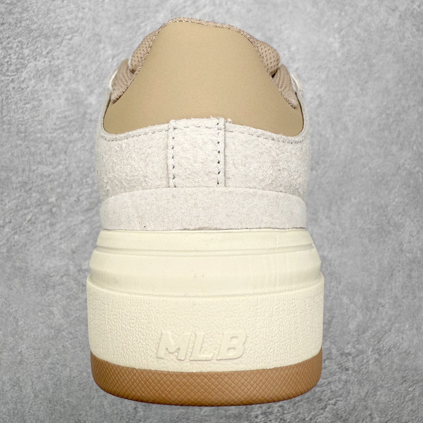 图片[8]-MLB Chunky Liner Basic Mid 学长鞋系列中帮老爹风轻量增高厚底百搭休闲运动板鞋 高级街头休閒品牌MLB公开了新推出的Chunky Liner系列，以#学长鞋#之名，定义每个人的少年感！MLB在Big Ball Chunkey,High Chunkey等推出的每款运动鞋都大受欢迎，成爲运动鞋的爆款店，在2022年推出了新风格的运动鞋“Chunky Liner”系列。Chunky Liner是从棒球鞋中获得灵感设计，添加了气质街头时尚的运动鞋。在产品上市的同时推出一些海报中，它展现追求自己个性的顾客们的Flex形象和多样的搭配。特别是夹克和连衣裙等正式单品加上球帽，运动鞋等运动单品的混搭，展现更加时尚的搭配，给人舒适又酷的感觉。Chunky Liner是灵感来自于直线延伸的强打者的击球,鞋帮图案加上反向反射材质的Pipping线条，突显了细节。Outsol以棒球和MLB标志爲主题进行了设计,被评价爲体现了MLB独有的个性。 高弹性、吸汗、复原力卓越的开孔材质的鞋垫。尺码：35 36 36.5 37.5 38 38.5 39 40 40.5 41 42 42.5 43 44 45-选品中心