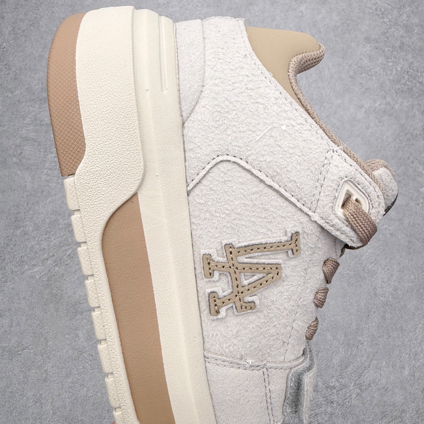 图片[6]-MLB Chunky Liner Basic Mid 学长鞋系列中帮老爹风轻量增高厚底百搭休闲运动板鞋 高级街头休閒品牌MLB公开了新推出的Chunky Liner系列，以#学长鞋#之名，定义每个人的少年感！MLB在Big Ball Chunkey,High Chunkey等推出的每款运动鞋都大受欢迎，成爲运动鞋的爆款店，在2022年推出了新风格的运动鞋“Chunky Liner”系列。Chunky Liner是从棒球鞋中获得灵感设计，添加了气质街头时尚的运动鞋。在产品上市的同时推出一些海报中，它展现追求自己个性的顾客们的Flex形象和多样的搭配。特别是夹克和连衣裙等正式单品加上球帽，运动鞋等运动单品的混搭，展现更加时尚的搭配，给人舒适又酷的感觉。Chunky Liner是灵感来自于直线延伸的强打者的击球,鞋帮图案加上反向反射材质的Pipping线条，突显了细节。Outsol以棒球和MLB标志爲主题进行了设计,被评价爲体现了MLB独有的个性。 高弹性、吸汗、复原力卓越的开孔材质的鞋垫。尺码：35 36 36.5 37.5 38 38.5 39 40 40.5 41 42 42.5 43 44 45-选品中心