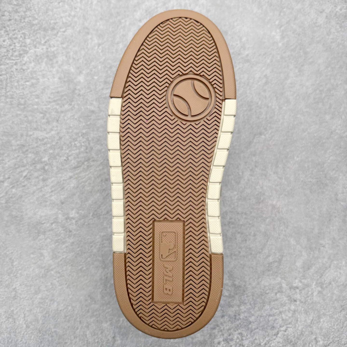 图片[9]-MLB Chunky Liner Basic Mid 学长鞋系列中帮老爹风轻量增高厚底百搭休闲运动板鞋 高级街头休閒品牌MLB公开了新推出的Chunky Liner系列，以#学长鞋#之名，定义每个人的少年感！MLB在Big Ball Chunkey,High Chunkey等推出的每款运动鞋都大受欢迎，成爲运动鞋的爆款店，在2022年推出了新风格的运动鞋“Chunky Liner”系列。Chunky Liner是从棒球鞋中获得灵感设计，添加了气质街头时尚的运动鞋。在产品上市的同时推出一些海报中，它展现追求自己个性的顾客们的Flex形象和多样的搭配。特别是夹克和连衣裙等正式单品加上球帽，运动鞋等运动单品的混搭，展现更加时尚的搭配，给人舒适又酷的感觉。Chunky Liner是灵感来自于直线延伸的强打者的击球,鞋帮图案加上反向反射材质的Pipping线条，突显了细节。Outsol以棒球和MLB标志爲主题进行了设计,被评价爲体现了MLB独有的个性。 高弹性、吸汗、复原力卓越的开孔材质的鞋垫。尺码：35 36 36.5 37.5 38 38.5 39 40 40.5 41 42 42.5 43 44 45-选品中心