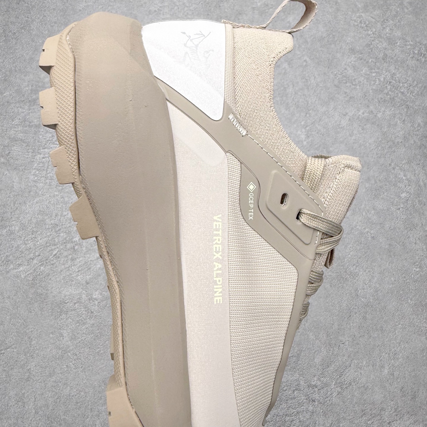 图片[6]-Arcteryx Vertex Alpine GTX 始祖鸟阿尔卑斯山顶峰系列低帮越野徒步户外运动登山运动鞋 这款GORE-TEX鞋履适合希望在技术路线上更快前进的山地跑步者穿着，无需担心地形条件如何。中底的Rocker Geometry几何结构设计带来推进力，并采用InFuse材料制成，这是一种轻质、高响应性的EVA和聚烯烃合成材料，可提供回弹并吸收冲击力。抓地平稳的Vibram Megagrip外底采用LITEBASE技术，在减轻重量的同时不影响性能，而多向凸耳花纹设计带来更强的抓地力。鞋身贴合包裹脚部，针织鞋领可阻挡碎屑进鞋。实拍调校N版已经零色差零失真 百分百还原实物色彩所见即所得 不存在货不对板色差等低级问题 选购参考实物拍摄 不混卖不参货 只用心做好货严格选品 承诺混一赔十 尺码：36 36.5 37.5 38 38.5 39 40 40.5 41 42 42.5 43 44 44.5 45-选品中心