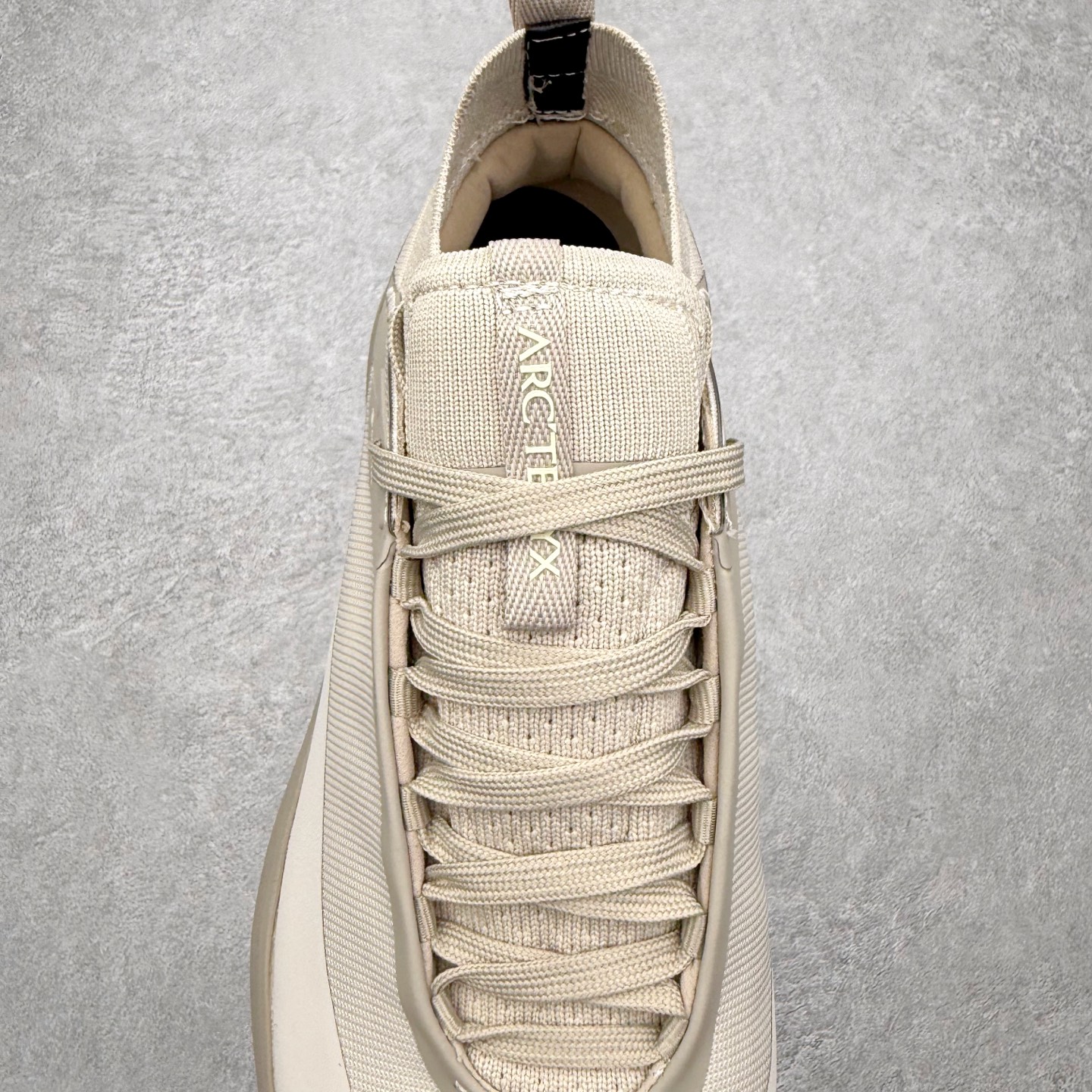 图片[5]-Arcteryx Vertex Alpine GTX 始祖鸟阿尔卑斯山顶峰系列低帮越野徒步户外运动登山运动鞋 这款GORE-TEX鞋履适合希望在技术路线上更快前进的山地跑步者穿着，无需担心地形条件如何。中底的Rocker Geometry几何结构设计带来推进力，并采用InFuse材料制成，这是一种轻质、高响应性的EVA和聚烯烃合成材料，可提供回弹并吸收冲击力。抓地平稳的Vibram Megagrip外底采用LITEBASE技术，在减轻重量的同时不影响性能，而多向凸耳花纹设计带来更强的抓地力。鞋身贴合包裹脚部，针织鞋领可阻挡碎屑进鞋。实拍调校N版已经零色差零失真 百分百还原实物色彩所见即所得 不存在货不对板色差等低级问题 选购参考实物拍摄 不混卖不参货 只用心做好货严格选品 承诺混一赔十 尺码：36 36.5 37.5 38 38.5 39 40 40.5 41 42 42.5 43 44 44.5 45-选品中心