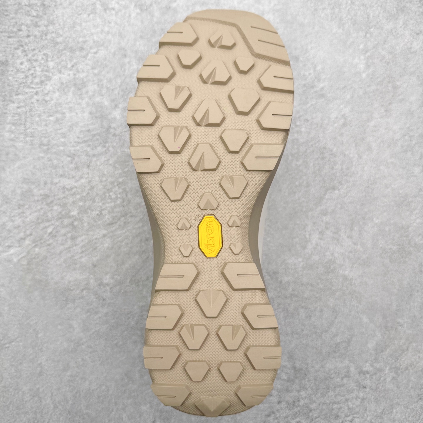 图片[9]-Arcteryx Vertex Alpine GTX 始祖鸟阿尔卑斯山顶峰系列低帮越野徒步户外运动登山运动鞋 这款GORE-TEX鞋履适合希望在技术路线上更快前进的山地跑步者穿着，无需担心地形条件如何。中底的Rocker Geometry几何结构设计带来推进力，并采用InFuse材料制成，这是一种轻质、高响应性的EVA和聚烯烃合成材料，可提供回弹并吸收冲击力。抓地平稳的Vibram Megagrip外底采用LITEBASE技术，在减轻重量的同时不影响性能，而多向凸耳花纹设计带来更强的抓地力。鞋身贴合包裹脚部，针织鞋领可阻挡碎屑进鞋。实拍调校N版已经零色差零失真 百分百还原实物色彩所见即所得 不存在货不对板色差等低级问题 选购参考实物拍摄 不混卖不参货 只用心做好货严格选品 承诺混一赔十 尺码：36 36.5 37.5 38 38.5 39 40 40.5 41 42 42.5 43 44 44.5 45-选品中心