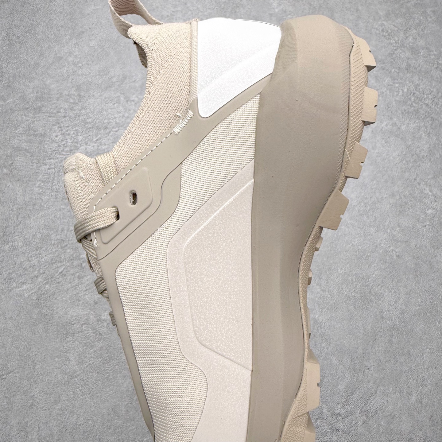 图片[7]-Arcteryx Vertex Alpine GTX 始祖鸟阿尔卑斯山顶峰系列低帮越野徒步户外运动登山运动鞋 这款GORE-TEX鞋履适合希望在技术路线上更快前进的山地跑步者穿着，无需担心地形条件如何。中底的Rocker Geometry几何结构设计带来推进力，并采用InFuse材料制成，这是一种轻质、高响应性的EVA和聚烯烃合成材料，可提供回弹并吸收冲击力。抓地平稳的Vibram Megagrip外底采用LITEBASE技术，在减轻重量的同时不影响性能，而多向凸耳花纹设计带来更强的抓地力。鞋身贴合包裹脚部，针织鞋领可阻挡碎屑进鞋。实拍调校N版已经零色差零失真 百分百还原实物色彩所见即所得 不存在货不对板色差等低级问题 选购参考实物拍摄 不混卖不参货 只用心做好货严格选品 承诺混一赔十 尺码：36 36.5 37.5 38 38.5 39 40 40.5 41 42 42.5 43 44 44.5 45-选品中心