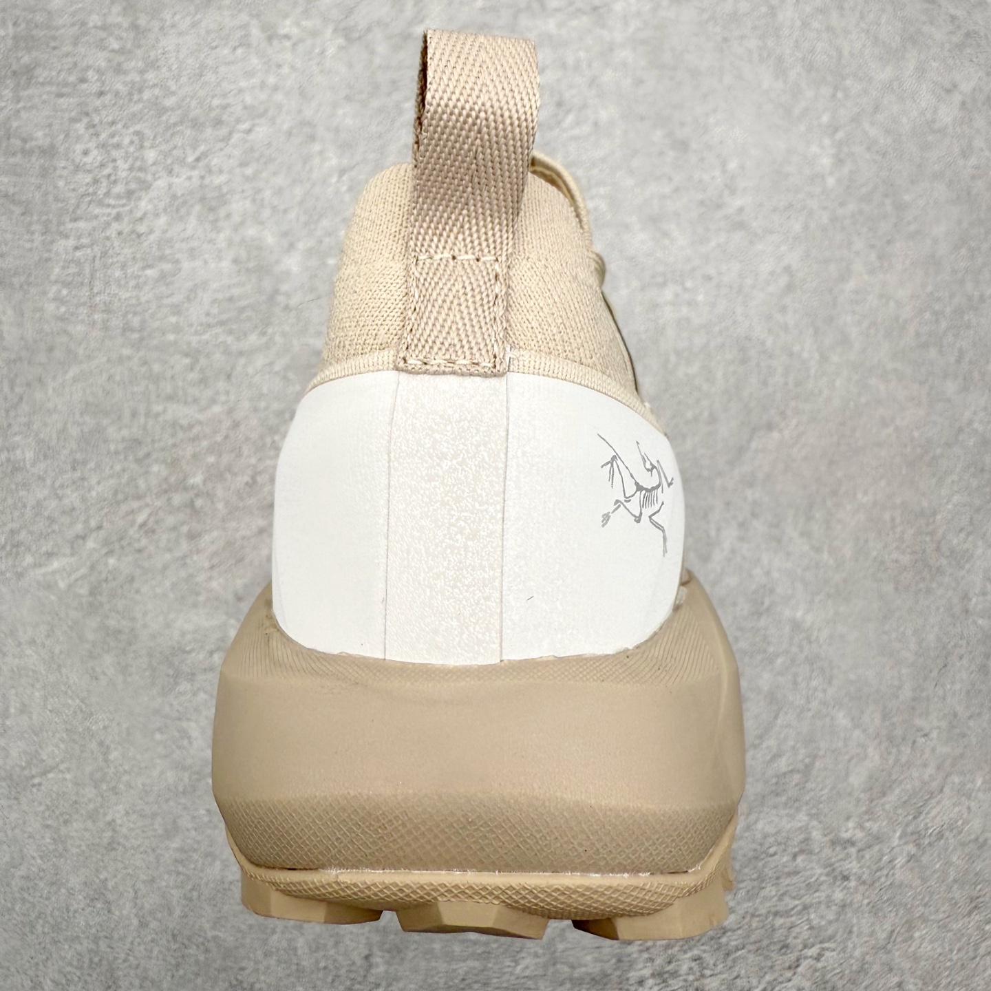 图片[8]-Arcteryx Vertex Alpine GTX 始祖鸟阿尔卑斯山顶峰系列低帮越野徒步户外运动登山运动鞋 这款GORE-TEX鞋履适合希望在技术路线上更快前进的山地跑步者穿着，无需担心地形条件如何。中底的Rocker Geometry几何结构设计带来推进力，并采用InFuse材料制成，这是一种轻质、高响应性的EVA和聚烯烃合成材料，可提供回弹并吸收冲击力。抓地平稳的Vibram Megagrip外底采用LITEBASE技术，在减轻重量的同时不影响性能，而多向凸耳花纹设计带来更强的抓地力。鞋身贴合包裹脚部，针织鞋领可阻挡碎屑进鞋。实拍调校N版已经零色差零失真 百分百还原实物色彩所见即所得 不存在货不对板色差等低级问题 选购参考实物拍摄 不混卖不参货 只用心做好货严格选品 承诺混一赔十 尺码：36 36.5 37.5 38 38.5 39 40 40.5 41 42 42.5 43 44 44.5 45-选品中心