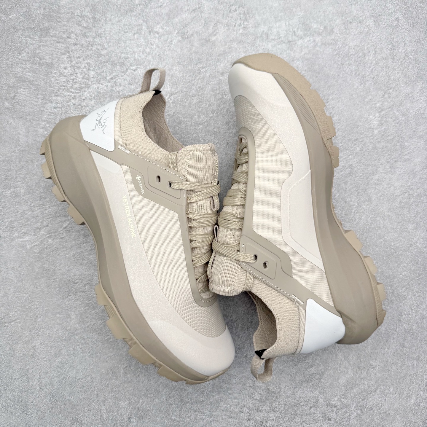 图片[3]-Arcteryx Vertex Alpine GTX 始祖鸟阿尔卑斯山顶峰系列低帮越野徒步户外运动登山运动鞋 这款GORE-TEX鞋履适合希望在技术路线上更快前进的山地跑步者穿着，无需担心地形条件如何。中底的Rocker Geometry几何结构设计带来推进力，并采用InFuse材料制成，这是一种轻质、高响应性的EVA和聚烯烃合成材料，可提供回弹并吸收冲击力。抓地平稳的Vibram Megagrip外底采用LITEBASE技术，在减轻重量的同时不影响性能，而多向凸耳花纹设计带来更强的抓地力。鞋身贴合包裹脚部，针织鞋领可阻挡碎屑进鞋。实拍调校N版已经零色差零失真 百分百还原实物色彩所见即所得 不存在货不对板色差等低级问题 选购参考实物拍摄 不混卖不参货 只用心做好货严格选品 承诺混一赔十 尺码：36 36.5 37.5 38 38.5 39 40 40.5 41 42 42.5 43 44 44.5 45-选品中心