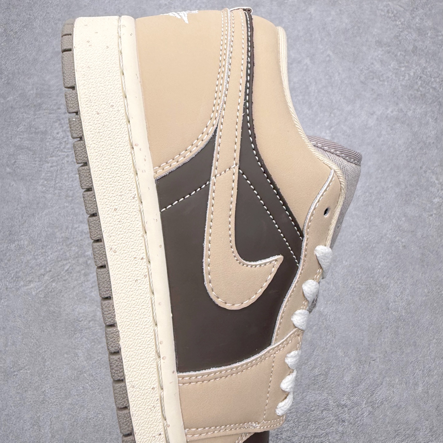 图片[6]-＃K版 Air Jordan AJ1 Low 低帮 IB7011-001 全新流水线出品 DT版本唯一平替选择 市场第二梯队最强版 全部原鞋开发 原楦原纸板开发 全鞋电脑针车 原厂内置全掌气垫 原盒内在原标 唯一Zp原版鞋带绑法 免检产品 全新2022版型 全头层皮料 完美零毛边处理 原厂配置全掌气垫 价格定位良心 几十个配色陆续出货 实拍调校N版已经零色差零失真 百分百还原实物色彩所见即所得 不存在货不对板色差等低级问题 选购参考实物拍摄 不混卖不参货 只用心做好货严格选品 承诺混一赔十 尺码：36 36.5 37.5 38 38.5 39 40 40.5 41 42 42.5 43 44 44.5 45-选品中心