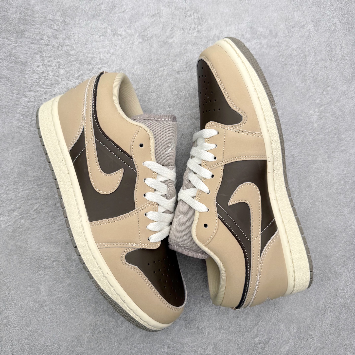 图片[3]-＃K版 Air Jordan AJ1 Low 低帮 IB7011-001 全新流水线出品 DT版本唯一平替选择 市场第二梯队最强版 全部原鞋开发 原楦原纸板开发 全鞋电脑针车 原厂内置全掌气垫 原盒内在原标 唯一Zp原版鞋带绑法 免检产品 全新2022版型 全头层皮料 完美零毛边处理 原厂配置全掌气垫 价格定位良心 几十个配色陆续出货 实拍调校N版已经零色差零失真 百分百还原实物色彩所见即所得 不存在货不对板色差等低级问题 选购参考实物拍摄 不混卖不参货 只用心做好货严格选品 承诺混一赔十 尺码：36 36.5 37.5 38 38.5 39 40 40.5 41 42 42.5 43 44 44.5 45-选品中心