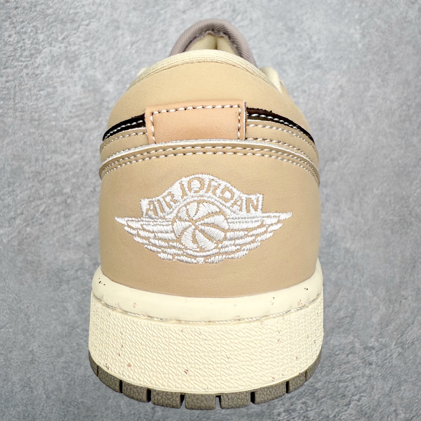 图片[8]-＃K版 Air Jordan AJ1 Low 低帮 IB7011-001 全新流水线出品 DT版本唯一平替选择 市场第二梯队最强版 全部原鞋开发 原楦原纸板开发 全鞋电脑针车 原厂内置全掌气垫 原盒内在原标 唯一Zp原版鞋带绑法 免检产品 全新2022版型 全头层皮料 完美零毛边处理 原厂配置全掌气垫 价格定位良心 几十个配色陆续出货 实拍调校N版已经零色差零失真 百分百还原实物色彩所见即所得 不存在货不对板色差等低级问题 选购参考实物拍摄 不混卖不参货 只用心做好货严格选品 承诺混一赔十 尺码：36 36.5 37.5 38 38.5 39 40 40.5 41 42 42.5 43 44 44.5 45-选品中心