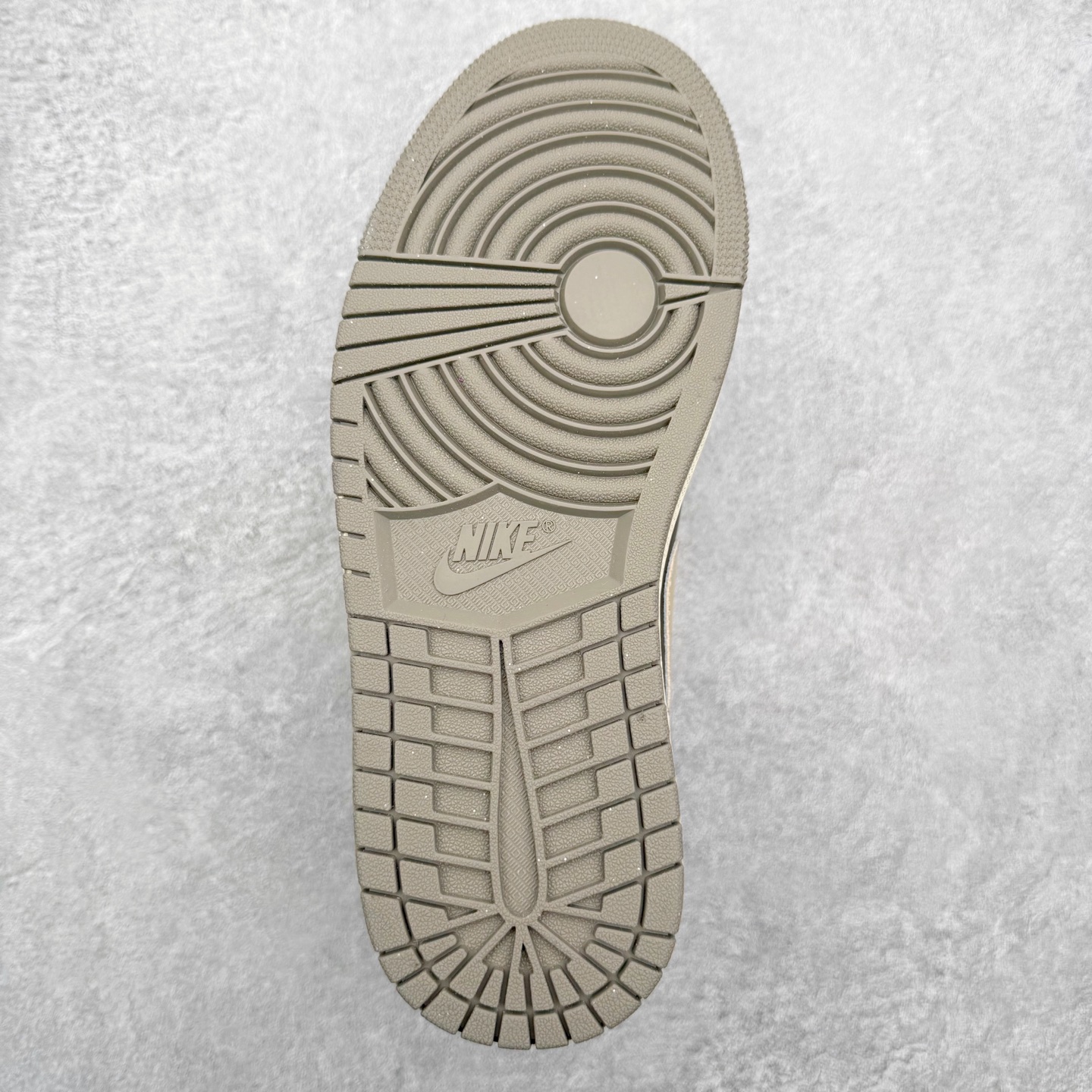 图片[9]-＃K版 Air Jordan AJ1 Low 低帮 IB7011-001 全新流水线出品 DT版本唯一平替选择 市场第二梯队最强版 全部原鞋开发 原楦原纸板开发 全鞋电脑针车 原厂内置全掌气垫 原盒内在原标 唯一Zp原版鞋带绑法 免检产品 全新2022版型 全头层皮料 完美零毛边处理 原厂配置全掌气垫 价格定位良心 几十个配色陆续出货 实拍调校N版已经零色差零失真 百分百还原实物色彩所见即所得 不存在货不对板色差等低级问题 选购参考实物拍摄 不混卖不参货 只用心做好货严格选品 承诺混一赔十 尺码：36 36.5 37.5 38 38.5 39 40 40.5 41 42 42.5 43 44 44.5 45-选品中心