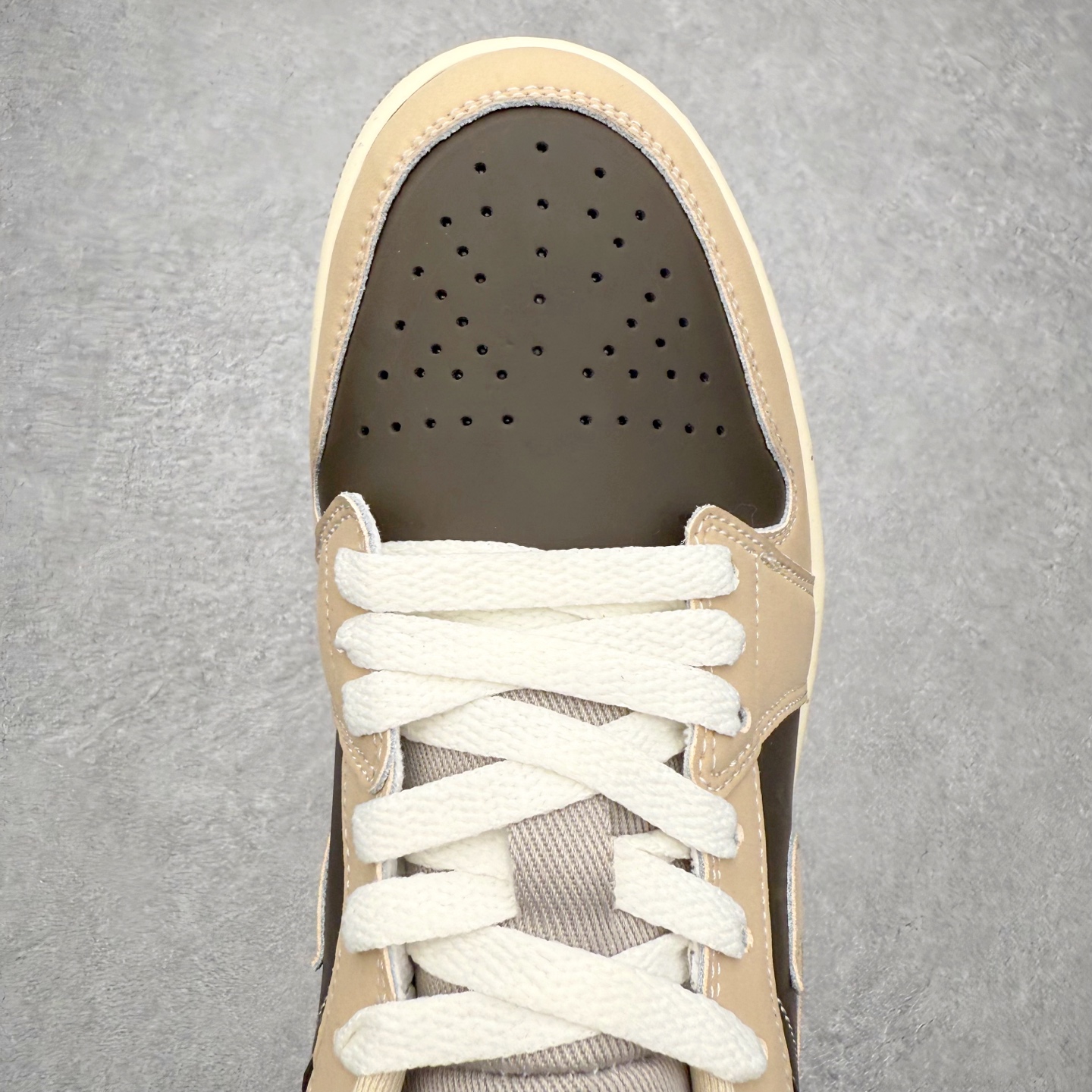 图片[4]-＃K版 Air Jordan AJ1 Low 低帮 IB7011-001 全新流水线出品 DT版本唯一平替选择 市场第二梯队最强版 全部原鞋开发 原楦原纸板开发 全鞋电脑针车 原厂内置全掌气垫 原盒内在原标 唯一Zp原版鞋带绑法 免检产品 全新2022版型 全头层皮料 完美零毛边处理 原厂配置全掌气垫 价格定位良心 几十个配色陆续出货 实拍调校N版已经零色差零失真 百分百还原实物色彩所见即所得 不存在货不对板色差等低级问题 选购参考实物拍摄 不混卖不参货 只用心做好货严格选品 承诺混一赔十 尺码：36 36.5 37.5 38 38.5 39 40 40.5 41 42 42.5 43 44 44.5 45-选品中心