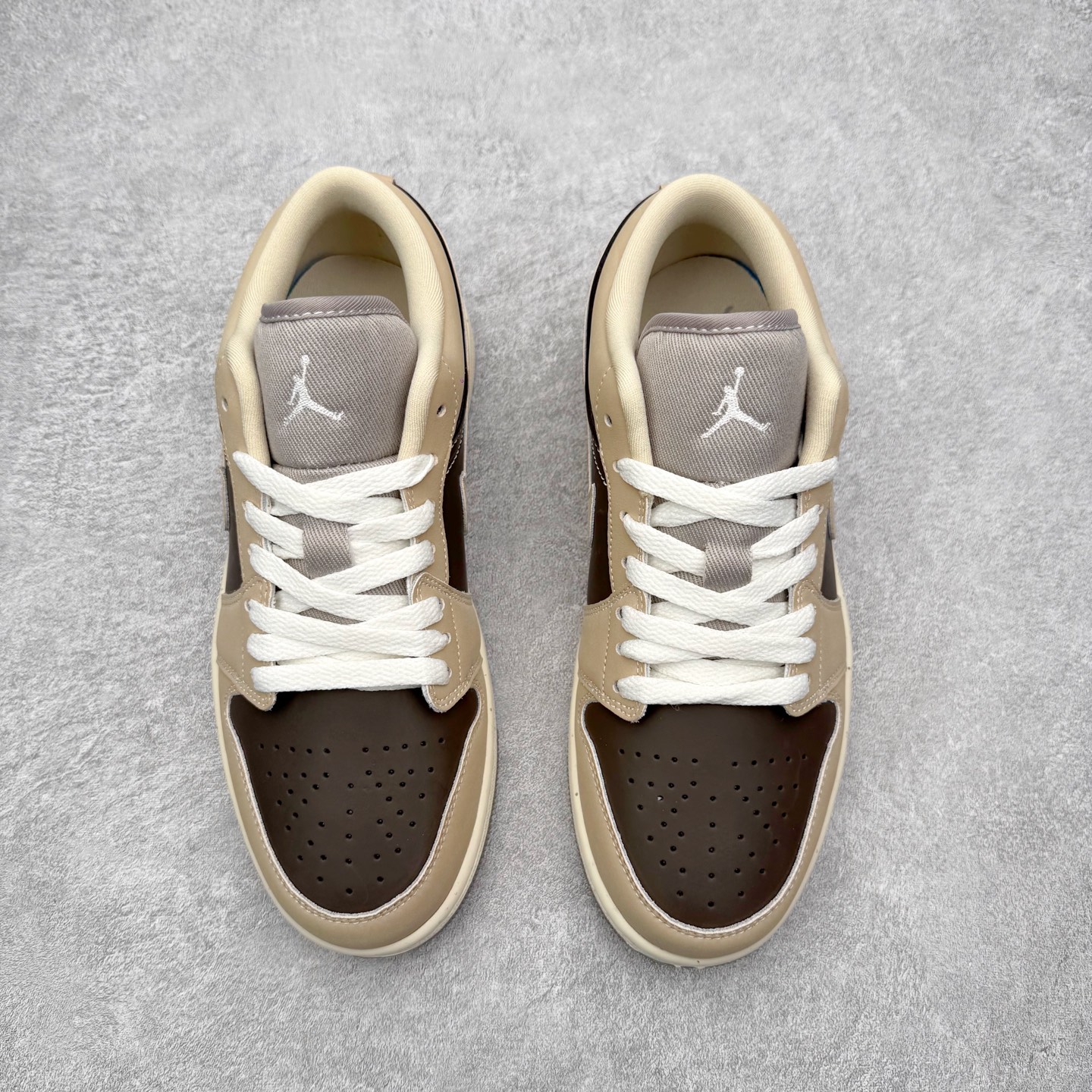 图片[2]-＃K版 Air Jordan AJ1 Low 低帮 IB7011-001 全新流水线出品 DT版本唯一平替选择 市场第二梯队最强版 全部原鞋开发 原楦原纸板开发 全鞋电脑针车 原厂内置全掌气垫 原盒内在原标 唯一Zp原版鞋带绑法 免检产品 全新2022版型 全头层皮料 完美零毛边处理 原厂配置全掌气垫 价格定位良心 几十个配色陆续出货 实拍调校N版已经零色差零失真 百分百还原实物色彩所见即所得 不存在货不对板色差等低级问题 选购参考实物拍摄 不混卖不参货 只用心做好货严格选品 承诺混一赔十 尺码：36 36.5 37.5 38 38.5 39 40 40.5 41 42 42.5 43 44 44.5 45-选品中心