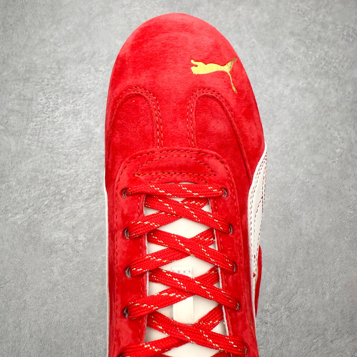 图片[4]-PUMA Speedca OG 彪马极速赛车系列低帮德训风拼接复古百搭休闲运动赛车鞋 鞋款从80、90年代赛车手所穿的防火赛车鞋为原型，鞋身线条模仿了赛车的流线廓形，体现了空气动力学原理的结构。简约流畅的外观，恰好又和贯穿其中的Formstrip Logo融合恰到好处，视觉上细节丰富且协调。本次Speedcat OG鞋款归来，最大看点自然式保留了窄版鞋型以及薄底构造。这两年各品牌鞋底越做越厚，Speedcat反其道而行之，上脚几乎无鞋底的效果带来耳目一新的视觉体验。鞋面依旧是以质感细腻的麂皮材质打造，并且大面积近乎全包裹的使用，复古味道也愈发浓烈。配色上更是将最原始的黑色和红色带回，向F1赛车队的标志性队服致敬。相信让各位一眼种草的更多是出挑的大红色，上脚即可瞬间点亮整体造型，在以球鞋为核心的OOTD中脱颖而出。而另一款黑色则是低调的万金油，彰显新潮个性的同时又不喧宾夺主，也是热爱简约系穿搭朋友的首选。 尺码：35.5 36 37 37.5 38 38.5 39 40 40.5 41 42 42.5 43 44 44.5 45-选品中心