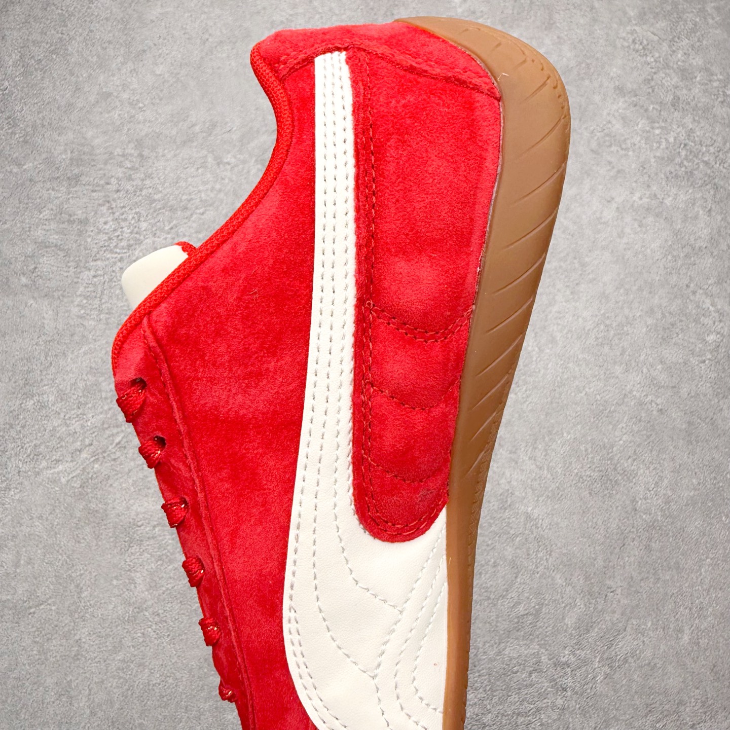 图片[7]-PUMA Speedca OG 彪马极速赛车系列低帮德训风拼接复古百搭休闲运动赛车鞋 鞋款从80、90年代赛车手所穿的防火赛车鞋为原型，鞋身线条模仿了赛车的流线廓形，体现了空气动力学原理的结构。简约流畅的外观，恰好又和贯穿其中的Formstrip Logo融合恰到好处，视觉上细节丰富且协调。本次Speedcat OG鞋款归来，最大看点自然式保留了窄版鞋型以及薄底构造。这两年各品牌鞋底越做越厚，Speedcat反其道而行之，上脚几乎无鞋底的效果带来耳目一新的视觉体验。鞋面依旧是以质感细腻的麂皮材质打造，并且大面积近乎全包裹的使用，复古味道也愈发浓烈。配色上更是将最原始的黑色和红色带回，向F1赛车队的标志性队服致敬。相信让各位一眼种草的更多是出挑的大红色，上脚即可瞬间点亮整体造型，在以球鞋为核心的OOTD中脱颖而出。而另一款黑色则是低调的万金油，彰显新潮个性的同时又不喧宾夺主，也是热爱简约系穿搭朋友的首选。 尺码：35.5 36 37 37.5 38 38.5 39 40 40.5 41 42 42.5 43 44 44.5 45-选品中心