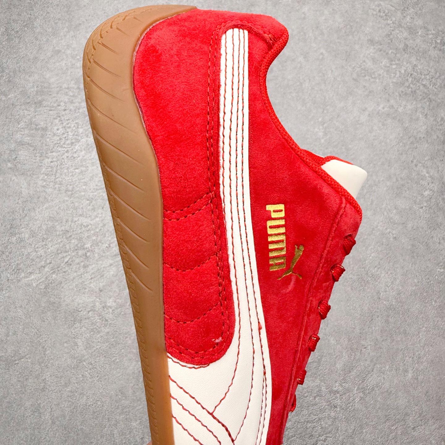 图片[6]-PUMA Speedca OG 彪马极速赛车系列低帮德训风拼接复古百搭休闲运动赛车鞋 鞋款从80、90年代赛车手所穿的防火赛车鞋为原型，鞋身线条模仿了赛车的流线廓形，体现了空气动力学原理的结构。简约流畅的外观，恰好又和贯穿其中的Formstrip Logo融合恰到好处，视觉上细节丰富且协调。本次Speedcat OG鞋款归来，最大看点自然式保留了窄版鞋型以及薄底构造。这两年各品牌鞋底越做越厚，Speedcat反其道而行之，上脚几乎无鞋底的效果带来耳目一新的视觉体验。鞋面依旧是以质感细腻的麂皮材质打造，并且大面积近乎全包裹的使用，复古味道也愈发浓烈。配色上更是将最原始的黑色和红色带回，向F1赛车队的标志性队服致敬。相信让各位一眼种草的更多是出挑的大红色，上脚即可瞬间点亮整体造型，在以球鞋为核心的OOTD中脱颖而出。而另一款黑色则是低调的万金油，彰显新潮个性的同时又不喧宾夺主，也是热爱简约系穿搭朋友的首选。 尺码：35.5 36 37 37.5 38 38.5 39 40 40.5 41 42 42.5 43 44 44.5 45-选品中心