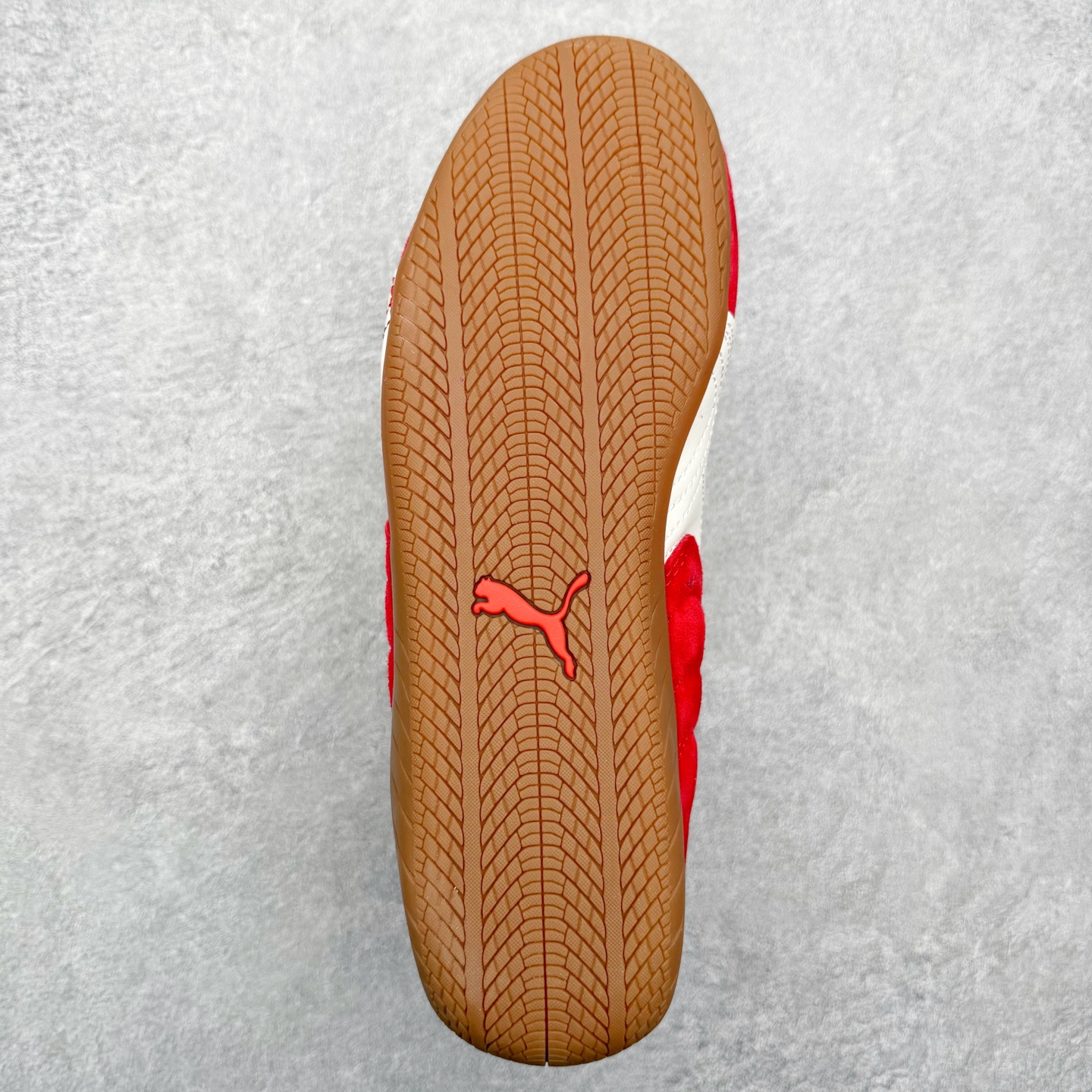 图片[9]-PUMA Speedca OG 彪马极速赛车系列低帮德训风拼接复古百搭休闲运动赛车鞋 鞋款从80、90年代赛车手所穿的防火赛车鞋为原型，鞋身线条模仿了赛车的流线廓形，体现了空气动力学原理的结构。简约流畅的外观，恰好又和贯穿其中的Formstrip Logo融合恰到好处，视觉上细节丰富且协调。本次Speedcat OG鞋款归来，最大看点自然式保留了窄版鞋型以及薄底构造。这两年各品牌鞋底越做越厚，Speedcat反其道而行之，上脚几乎无鞋底的效果带来耳目一新的视觉体验。鞋面依旧是以质感细腻的麂皮材质打造，并且大面积近乎全包裹的使用，复古味道也愈发浓烈。配色上更是将最原始的黑色和红色带回，向F1赛车队的标志性队服致敬。相信让各位一眼种草的更多是出挑的大红色，上脚即可瞬间点亮整体造型，在以球鞋为核心的OOTD中脱颖而出。而另一款黑色则是低调的万金油，彰显新潮个性的同时又不喧宾夺主，也是热爱简约系穿搭朋友的首选。 尺码：35.5 36 37 37.5 38 38.5 39 40 40.5 41 42 42.5 43 44 44.5 45-选品中心