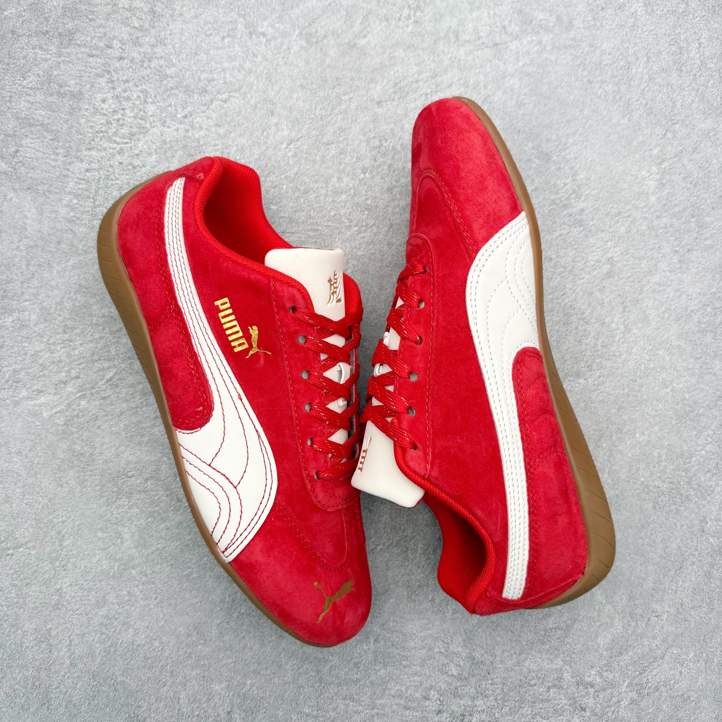 图片[3]-PUMA Speedca OG 彪马极速赛车系列低帮德训风拼接复古百搭休闲运动赛车鞋 鞋款从80、90年代赛车手所穿的防火赛车鞋为原型，鞋身线条模仿了赛车的流线廓形，体现了空气动力学原理的结构。简约流畅的外观，恰好又和贯穿其中的Formstrip Logo融合恰到好处，视觉上细节丰富且协调。本次Speedcat OG鞋款归来，最大看点自然式保留了窄版鞋型以及薄底构造。这两年各品牌鞋底越做越厚，Speedcat反其道而行之，上脚几乎无鞋底的效果带来耳目一新的视觉体验。鞋面依旧是以质感细腻的麂皮材质打造，并且大面积近乎全包裹的使用，复古味道也愈发浓烈。配色上更是将最原始的黑色和红色带回，向F1赛车队的标志性队服致敬。相信让各位一眼种草的更多是出挑的大红色，上脚即可瞬间点亮整体造型，在以球鞋为核心的OOTD中脱颖而出。而另一款黑色则是低调的万金油，彰显新潮个性的同时又不喧宾夺主，也是热爱简约系穿搭朋友的首选。 尺码：35.5 36 37 37.5 38 38.5 39 40 40.5 41 42 42.5 43 44 44.5 45-选品中心