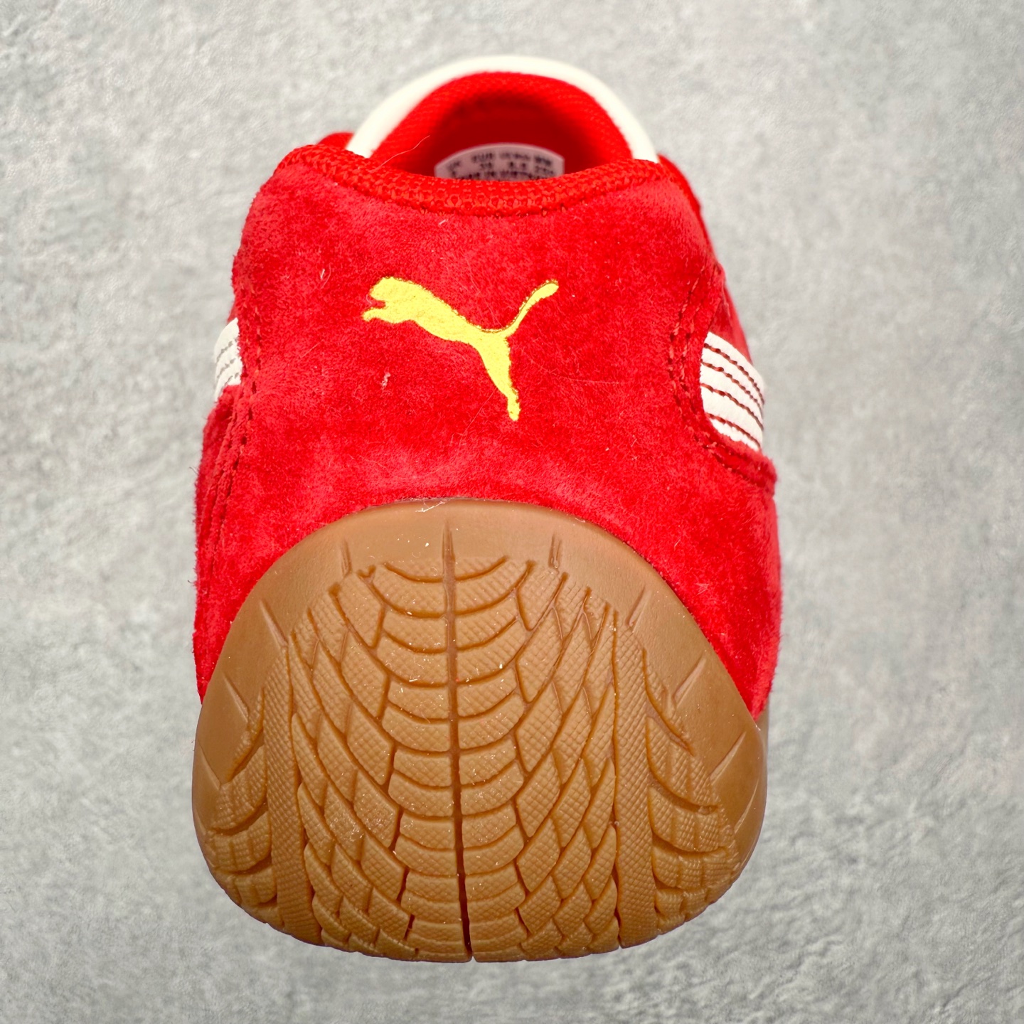 图片[8]-PUMA Speedca OG 彪马极速赛车系列低帮德训风拼接复古百搭休闲运动赛车鞋 鞋款从80、90年代赛车手所穿的防火赛车鞋为原型，鞋身线条模仿了赛车的流线廓形，体现了空气动力学原理的结构。简约流畅的外观，恰好又和贯穿其中的Formstrip Logo融合恰到好处，视觉上细节丰富且协调。本次Speedcat OG鞋款归来，最大看点自然式保留了窄版鞋型以及薄底构造。这两年各品牌鞋底越做越厚，Speedcat反其道而行之，上脚几乎无鞋底的效果带来耳目一新的视觉体验。鞋面依旧是以质感细腻的麂皮材质打造，并且大面积近乎全包裹的使用，复古味道也愈发浓烈。配色上更是将最原始的黑色和红色带回，向F1赛车队的标志性队服致敬。相信让各位一眼种草的更多是出挑的大红色，上脚即可瞬间点亮整体造型，在以球鞋为核心的OOTD中脱颖而出。而另一款黑色则是低调的万金油，彰显新潮个性的同时又不喧宾夺主，也是热爱简约系穿搭朋友的首选。 尺码：35.5 36 37 37.5 38 38.5 39 40 40.5 41 42 42.5 43 44 44.5 45-选品中心