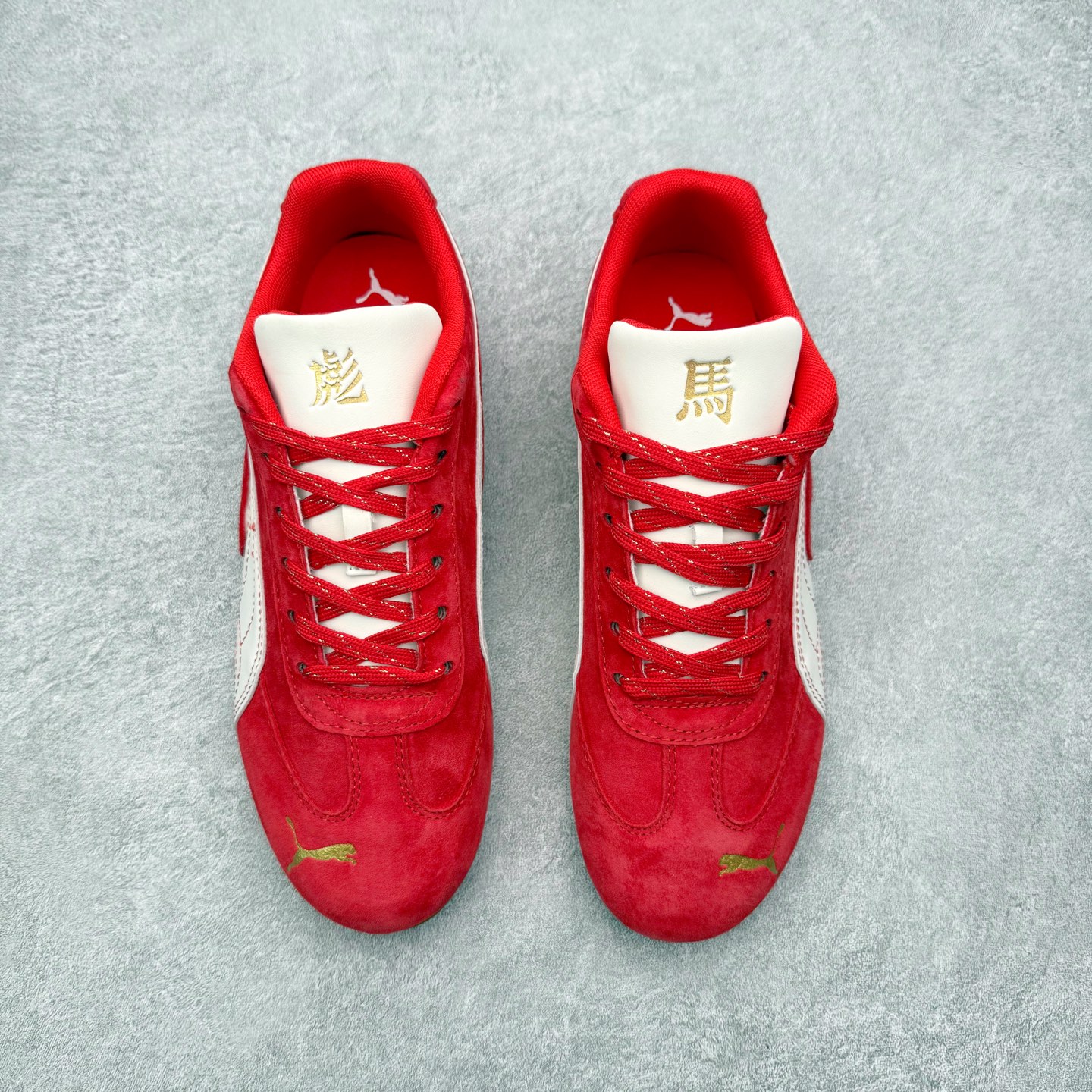 图片[2]-PUMA Speedca OG 彪马极速赛车系列低帮德训风拼接复古百搭休闲运动赛车鞋 鞋款从80、90年代赛车手所穿的防火赛车鞋为原型，鞋身线条模仿了赛车的流线廓形，体现了空气动力学原理的结构。简约流畅的外观，恰好又和贯穿其中的Formstrip Logo融合恰到好处，视觉上细节丰富且协调。本次Speedcat OG鞋款归来，最大看点自然式保留了窄版鞋型以及薄底构造。这两年各品牌鞋底越做越厚，Speedcat反其道而行之，上脚几乎无鞋底的效果带来耳目一新的视觉体验。鞋面依旧是以质感细腻的麂皮材质打造，并且大面积近乎全包裹的使用，复古味道也愈发浓烈。配色上更是将最原始的黑色和红色带回，向F1赛车队的标志性队服致敬。相信让各位一眼种草的更多是出挑的大红色，上脚即可瞬间点亮整体造型，在以球鞋为核心的OOTD中脱颖而出。而另一款黑色则是低调的万金油，彰显新潮个性的同时又不喧宾夺主，也是热爱简约系穿搭朋友的首选。 尺码：35.5 36 37 37.5 38 38.5 39 40 40.5 41 42 42.5 43 44 44.5 45-选品中心