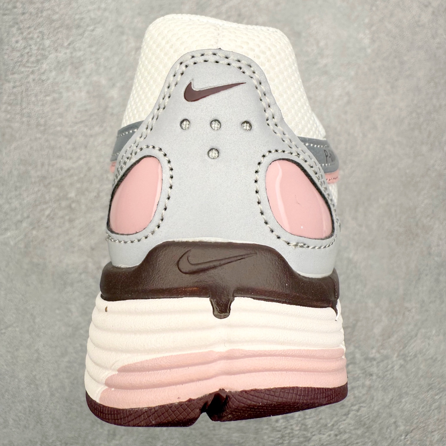 图片[8]-NK P-6000 系列低帮复古老爹风休闲运动舒适慢跑鞋 融合 Pegasus 过往运动鞋设计 助力 21 世纪早期跑步运动跃升时尚新高度 采用透气网眼布、运动风格线条和耐穿覆面 兼具吸睛外观和舒适感受 中底泡绵以田径赛道为灵感 打造厚实设计 缔造出众缓震性能 尺码：36 36.5 37.5 38 38.5 39 40 40.5 41 42 42.5 43 44 44.5 45-选品中心