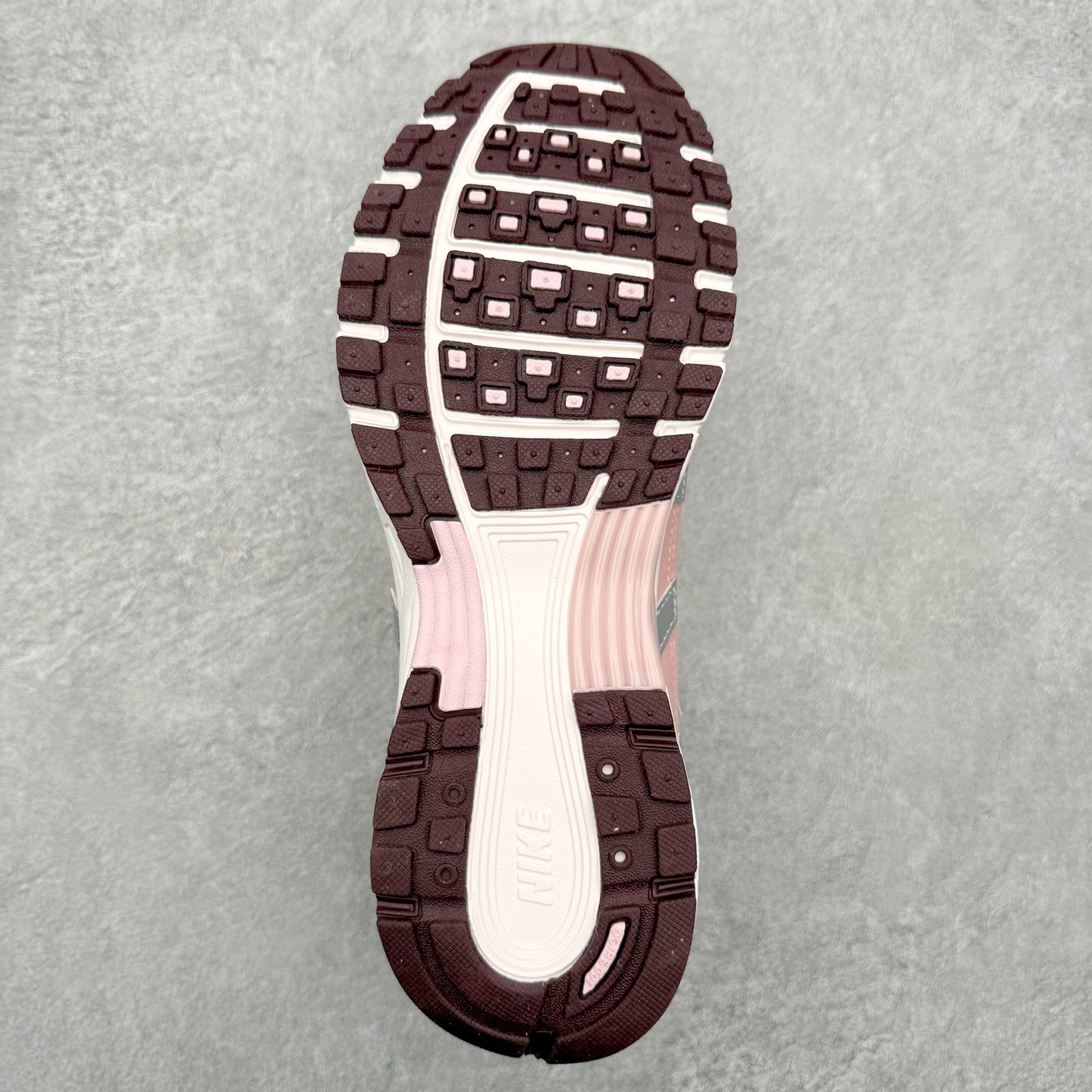 图片[9]-NK P-6000 系列低帮复古老爹风休闲运动舒适慢跑鞋 融合 Pegasus 过往运动鞋设计 助力 21 世纪早期跑步运动跃升时尚新高度 采用透气网眼布、运动风格线条和耐穿覆面 兼具吸睛外观和舒适感受 中底泡绵以田径赛道为灵感 打造厚实设计 缔造出众缓震性能 尺码：36 36.5 37.5 38 38.5 39 40 40.5 41 42 42.5 43 44 44.5 45-选品中心