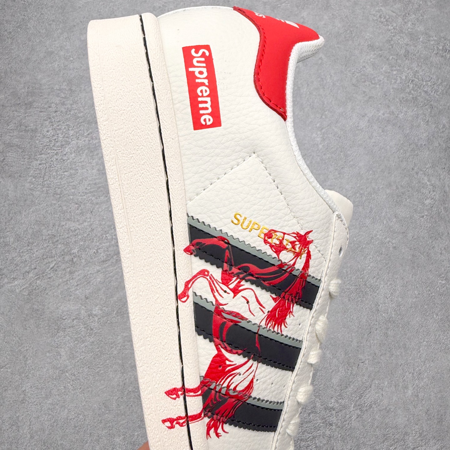 图片[6]-AD Originals Superstar 经典复古贝壳头板鞋 JP6058 诞生于1969年 是第一双将全皮面鞋 身与橡胶鞋头结合在一起的低帮篮球鞋 Superstar最开始 是作为高帮篮球鞋Pro Model的低帮版本而出现的 但因为其独特和醒目的橡胶鞋头造型而让大家熟知 被大家形象地称为\\\”shelltoe\\\”贝壳头 在70年代的美国职业篮球场上 接近3/4的NBA球员都将这双Superstar作为场上用鞋 80年代之后 经过不断的改良和发展 Superstar逐渐成为横跨时装、音乐、街头文化、休闲和运动等各大领域的时尚潮鞋 尺码：36 36.5 37 38 38.5 39 40 40.5 41 42 42.5 43 44 44.5 45-选品中心