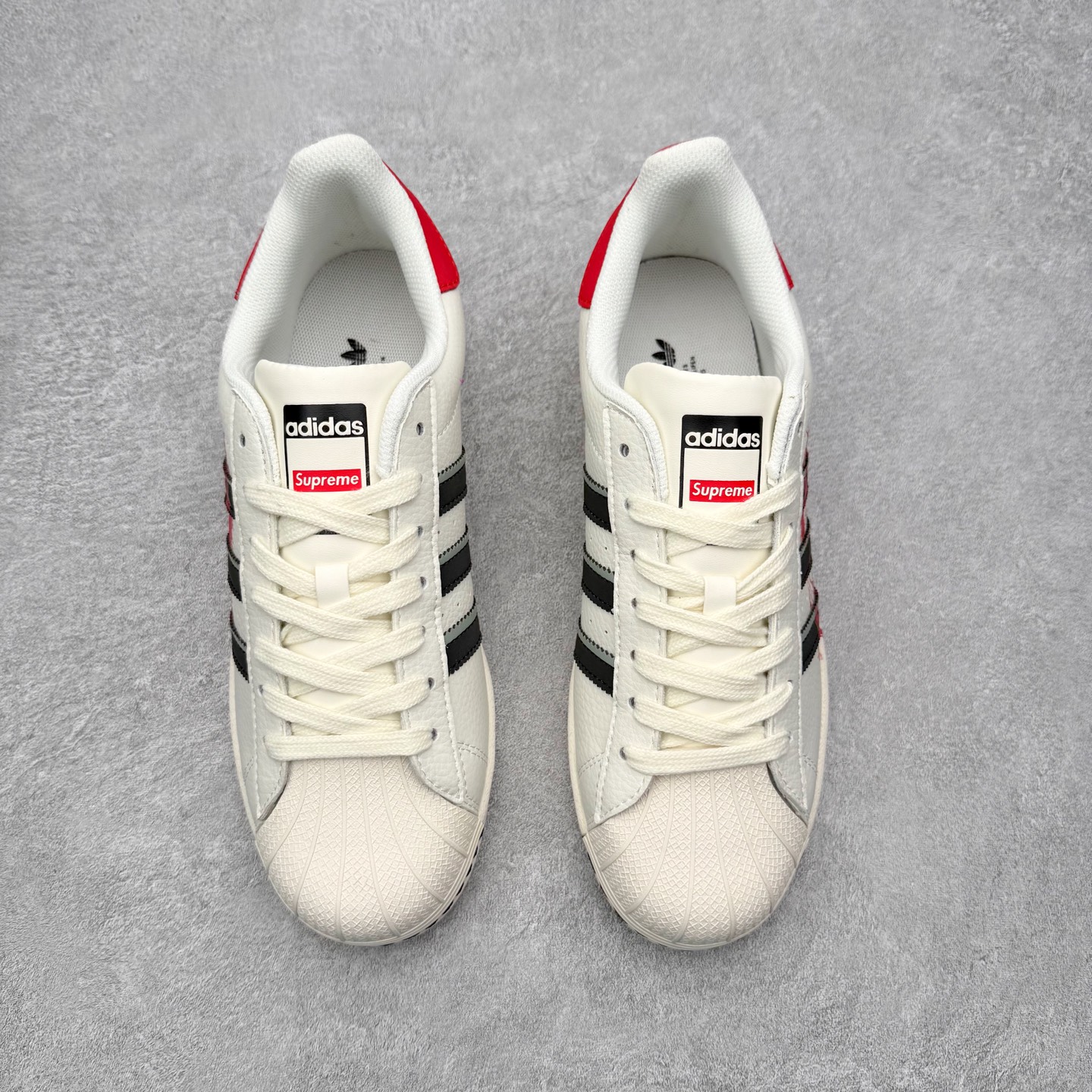 图片[2]-AD Originals Superstar 经典复古贝壳头板鞋 JP6058 诞生于1969年 是第一双将全皮面鞋 身与橡胶鞋头结合在一起的低帮篮球鞋 Superstar最开始 是作为高帮篮球鞋Pro Model的低帮版本而出现的 但因为其独特和醒目的橡胶鞋头造型而让大家熟知 被大家形象地称为\\\”shelltoe\\\”贝壳头 在70年代的美国职业篮球场上 接近3/4的NBA球员都将这双Superstar作为场上用鞋 80年代之后 经过不断的改良和发展 Superstar逐渐成为横跨时装、音乐、街头文化、休闲和运动等各大领域的时尚潮鞋 尺码：36 36.5 37 38 38.5 39 40 40.5 41 42 42.5 43 44 44.5 45-选品中心