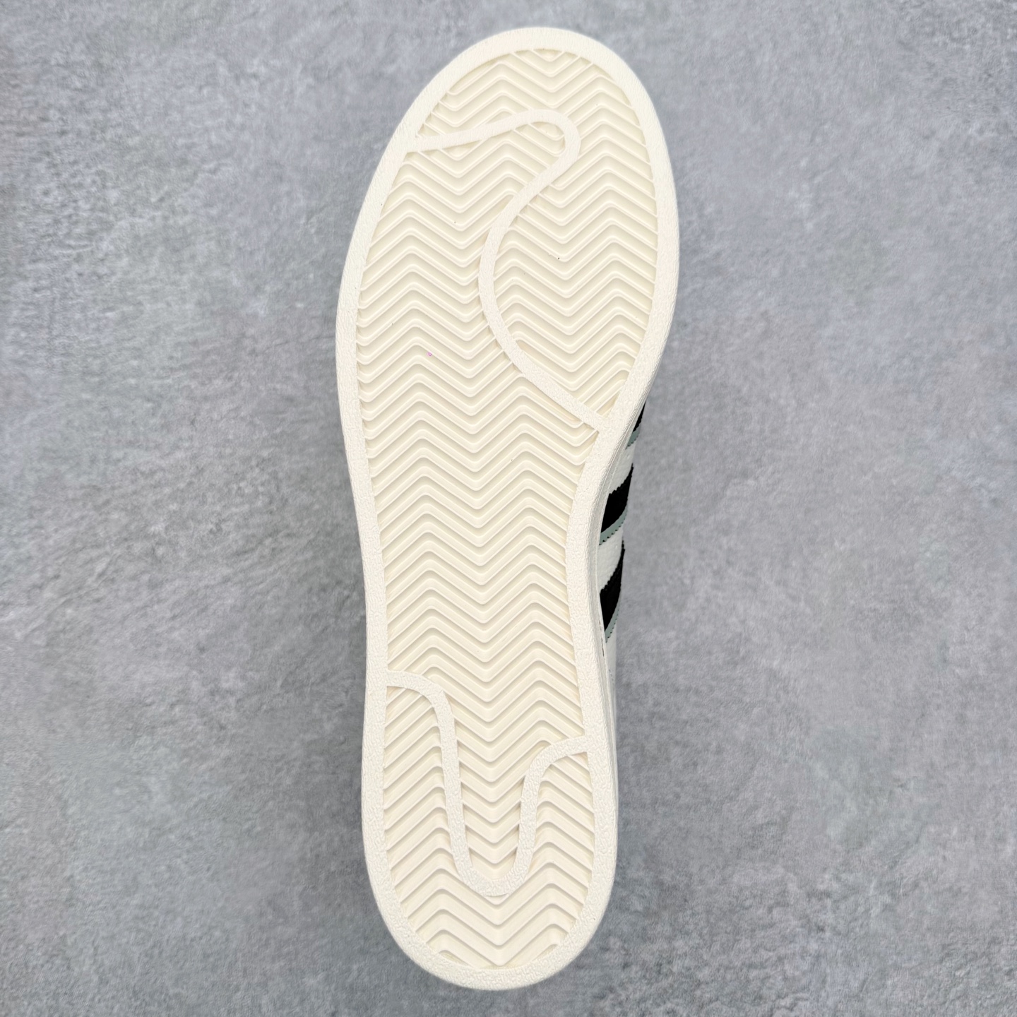 图片[9]-AD Originals Superstar 经典复古贝壳头板鞋 JP6058 诞生于1969年 是第一双将全皮面鞋 身与橡胶鞋头结合在一起的低帮篮球鞋 Superstar最开始 是作为高帮篮球鞋Pro Model的低帮版本而出现的 但因为其独特和醒目的橡胶鞋头造型而让大家熟知 被大家形象地称为\\\”shelltoe\\\”贝壳头 在70年代的美国职业篮球场上 接近3/4的NBA球员都将这双Superstar作为场上用鞋 80年代之后 经过不断的改良和发展 Superstar逐渐成为横跨时装、音乐、街头文化、休闲和运动等各大领域的时尚潮鞋 尺码：36 36.5 37 38 38.5 39 40 40.5 41 42 42.5 43 44 44.5 45-选品中心