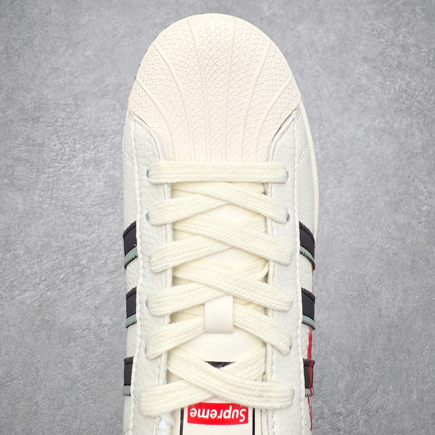 图片[4]-AD Originals Superstar 经典复古贝壳头板鞋 JP6058 诞生于1969年 是第一双将全皮面鞋 身与橡胶鞋头结合在一起的低帮篮球鞋 Superstar最开始 是作为高帮篮球鞋Pro Model的低帮版本而出现的 但因为其独特和醒目的橡胶鞋头造型而让大家熟知 被大家形象地称为\\\”shelltoe\\\”贝壳头 在70年代的美国职业篮球场上 接近3/4的NBA球员都将这双Superstar作为场上用鞋 80年代之后 经过不断的改良和发展 Superstar逐渐成为横跨时装、音乐、街头文化、休闲和运动等各大领域的时尚潮鞋 尺码：36 36.5 37 38 38.5 39 40 40.5 41 42 42.5 43 44 44.5 45-选品中心