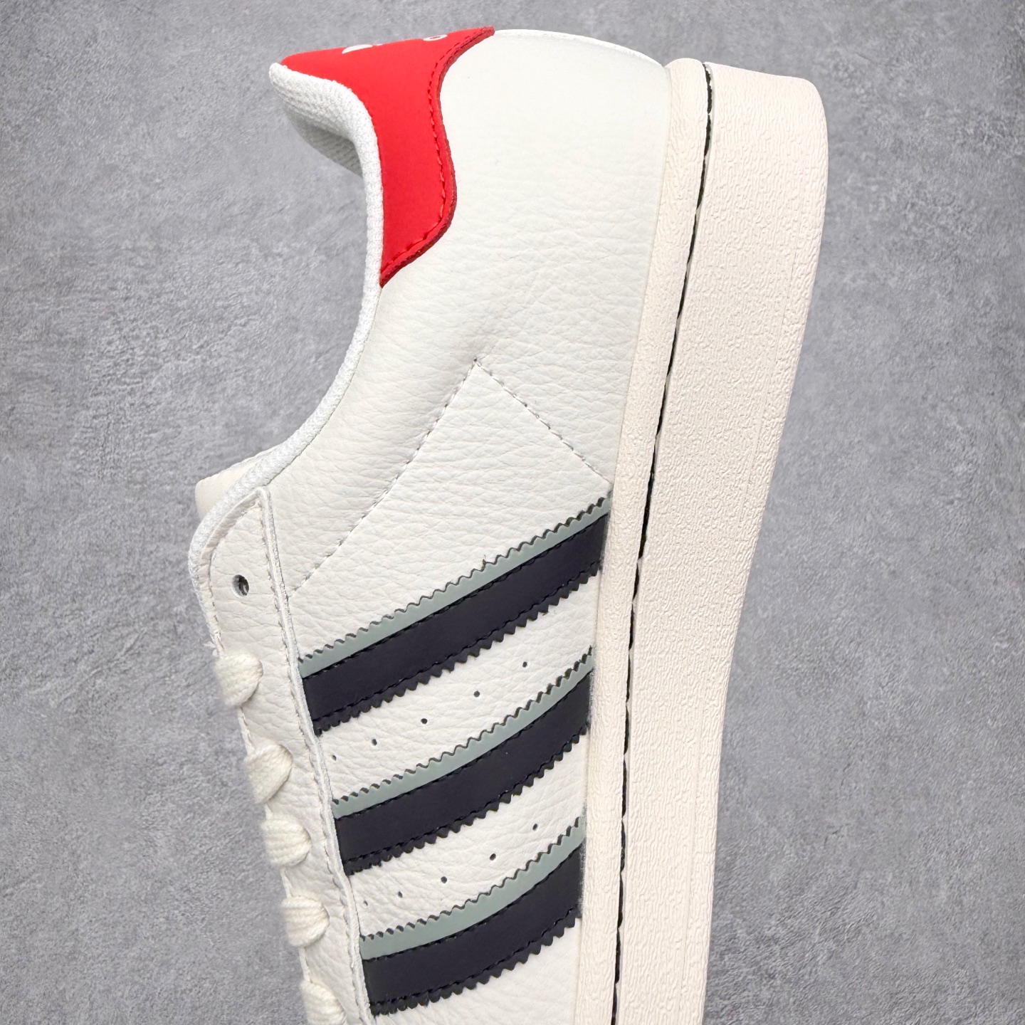 图片[7]-AD Originals Superstar 经典复古贝壳头板鞋 JP6058 诞生于1969年 是第一双将全皮面鞋 身与橡胶鞋头结合在一起的低帮篮球鞋 Superstar最开始 是作为高帮篮球鞋Pro Model的低帮版本而出现的 但因为其独特和醒目的橡胶鞋头造型而让大家熟知 被大家形象地称为\\\”shelltoe\\\”贝壳头 在70年代的美国职业篮球场上 接近3/4的NBA球员都将这双Superstar作为场上用鞋 80年代之后 经过不断的改良和发展 Superstar逐渐成为横跨时装、音乐、街头文化、休闲和运动等各大领域的时尚潮鞋 尺码：36 36.5 37 38 38.5 39 40 40.5 41 42 42.5 43 44 44.5 45-选品中心