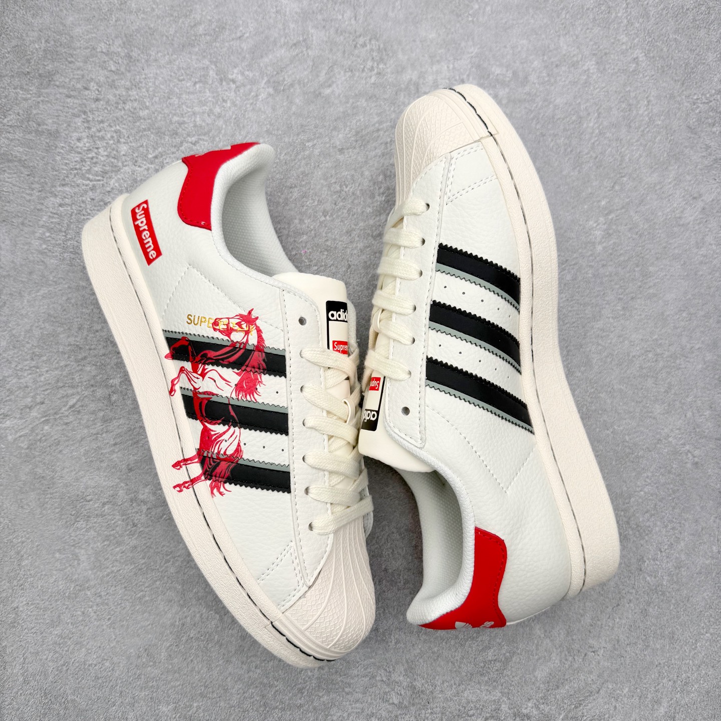 图片[3]-AD Originals Superstar 经典复古贝壳头板鞋 JP6058 诞生于1969年 是第一双将全皮面鞋 身与橡胶鞋头结合在一起的低帮篮球鞋 Superstar最开始 是作为高帮篮球鞋Pro Model的低帮版本而出现的 但因为其独特和醒目的橡胶鞋头造型而让大家熟知 被大家形象地称为\\\”shelltoe\\\”贝壳头 在70年代的美国职业篮球场上 接近3/4的NBA球员都将这双Superstar作为场上用鞋 80年代之后 经过不断的改良和发展 Superstar逐渐成为横跨时装、音乐、街头文化、休闲和运动等各大领域的时尚潮鞋 尺码：36 36.5 37 38 38.5 39 40 40.5 41 42 42.5 43 44 44.5 45-选品中心