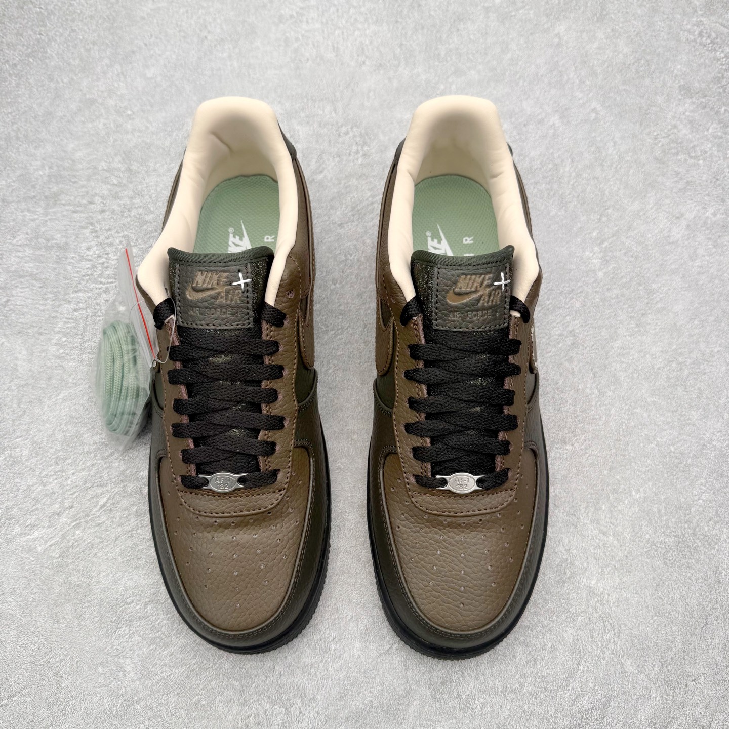 图片[2]-NK Air Force 1´07 Low 空军一号低帮百搭休闲运动板鞋 IQ1122-320 柔软、弹性十足的缓震性能和出色的中底设计 横跨复古与现代的外型结合 造就出风靡全球 三十多年的Force 1 直到今天还深受青睐 实拍调校N版已经零色差零失真 百分百还原实物色彩所见即所得 不存在货不对板色差等低级问题 选购参考实物拍摄 不混卖不参货 只用心做好货严格选品 承诺混一赔十 尺码：36 36.5 37.5 38 38.5 39 40 40.5 41 42 42.5 43 44 44.5 45-选品中心