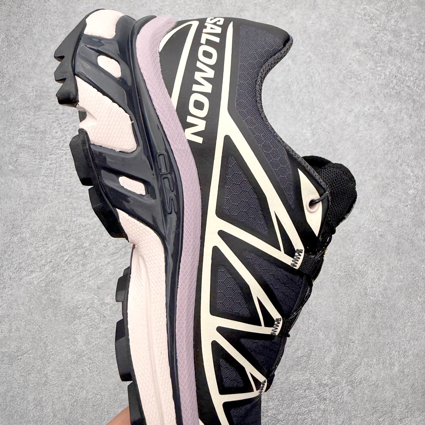 图片[6]-Salomon XT-6 萨洛蒙复古潮流户外机能登山跑鞋 纯原外贸平台特供订单 耗时半年巨作 全套原纸板楦头开发 原厂特供网布配套加持 确保原汁原味 完美呈现版型 原档数据独家私模五层组合大底 男女鞋同步官方开发至46.5 原装Ortholite轻量化鞋垫 中底布带钢印编号 原厂TPU锁扣 进口港宝加持 后跟自然饱满 还原公司包裹性 鞋面以“锯齿”状的包裹系统呈现 在基色底之下加入了各种色点缀 将公司的最新技术和时尚前卫的造型融入耐用的长跑款式中 鞋面由 TPU 薄膜制成 并焊接在高耐磨网眼上 使其既时尚又坚固 由 ACS底盘支撑 可增强稳定性和支撑力 以及由橡胶凸耳 Contragrip外底覆盖的 EVA 缓冲中底 旨在应对崎岖的地形 鞋舌上的彩色Salomon 标签、Quicklace 系统以及鞋头、鞋舌和鞋跟上的附加品牌使细节更加完美 让穿着者可以轻松驾驭户外与通勤下的任何运动生活场景 无缝鞋身户外随意纵横 颜值与脚感兼备 出街通勤 绝对非常吸睛 你值得拥有 尺码：36 36.5 37.5 38 38.5 39 40 40.5 41 42 42.5 43 44 44.5 45 注意：偏小1码-选品中心