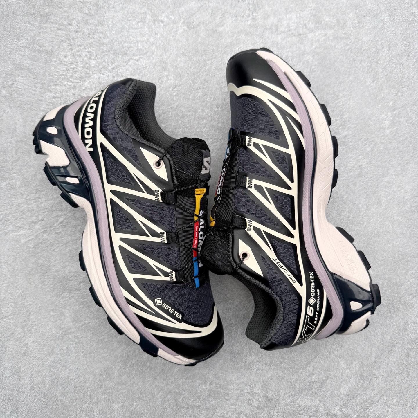 图片[3]-Salomon XT-6 萨洛蒙复古潮流户外机能登山跑鞋 纯原外贸平台特供订单 耗时半年巨作 全套原纸板楦头开发 原厂特供网布配套加持 确保原汁原味 完美呈现版型 原档数据独家私模五层组合大底 男女鞋同步官方开发至46.5 原装Ortholite轻量化鞋垫 中底布带钢印编号 原厂TPU锁扣 进口港宝加持 后跟自然饱满 还原公司包裹性 鞋面以“锯齿”状的包裹系统呈现 在基色底之下加入了各种色点缀 将公司的最新技术和时尚前卫的造型融入耐用的长跑款式中 鞋面由 TPU 薄膜制成 并焊接在高耐磨网眼上 使其既时尚又坚固 由 ACS底盘支撑 可增强稳定性和支撑力 以及由橡胶凸耳 Contragrip外底覆盖的 EVA 缓冲中底 旨在应对崎岖的地形 鞋舌上的彩色Salomon 标签、Quicklace 系统以及鞋头、鞋舌和鞋跟上的附加品牌使细节更加完美 让穿着者可以轻松驾驭户外与通勤下的任何运动生活场景 无缝鞋身户外随意纵横 颜值与脚感兼备 出街通勤 绝对非常吸睛 你值得拥有 尺码：36 36.5 37.5 38 38.5 39 40 40.5 41 42 42.5 43 44 44.5 45 注意：偏小1码-选品中心