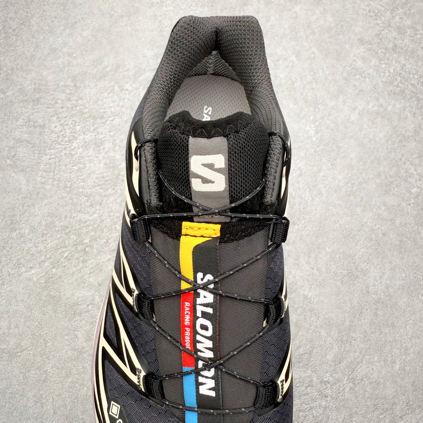 图片[5]-Salomon XT-6 萨洛蒙复古潮流户外机能登山跑鞋 纯原外贸平台特供订单 耗时半年巨作 全套原纸板楦头开发 原厂特供网布配套加持 确保原汁原味 完美呈现版型 原档数据独家私模五层组合大底 男女鞋同步官方开发至46.5 原装Ortholite轻量化鞋垫 中底布带钢印编号 原厂TPU锁扣 进口港宝加持 后跟自然饱满 还原公司包裹性 鞋面以“锯齿”状的包裹系统呈现 在基色底之下加入了各种色点缀 将公司的最新技术和时尚前卫的造型融入耐用的长跑款式中 鞋面由 TPU 薄膜制成 并焊接在高耐磨网眼上 使其既时尚又坚固 由 ACS底盘支撑 可增强稳定性和支撑力 以及由橡胶凸耳 Contragrip外底覆盖的 EVA 缓冲中底 旨在应对崎岖的地形 鞋舌上的彩色Salomon 标签、Quicklace 系统以及鞋头、鞋舌和鞋跟上的附加品牌使细节更加完美 让穿着者可以轻松驾驭户外与通勤下的任何运动生活场景 无缝鞋身户外随意纵横 颜值与脚感兼备 出街通勤 绝对非常吸睛 你值得拥有 尺码：36 36.5 37.5 38 38.5 39 40 40.5 41 42 42.5 43 44 44.5 45 注意：偏小1码-选品中心
