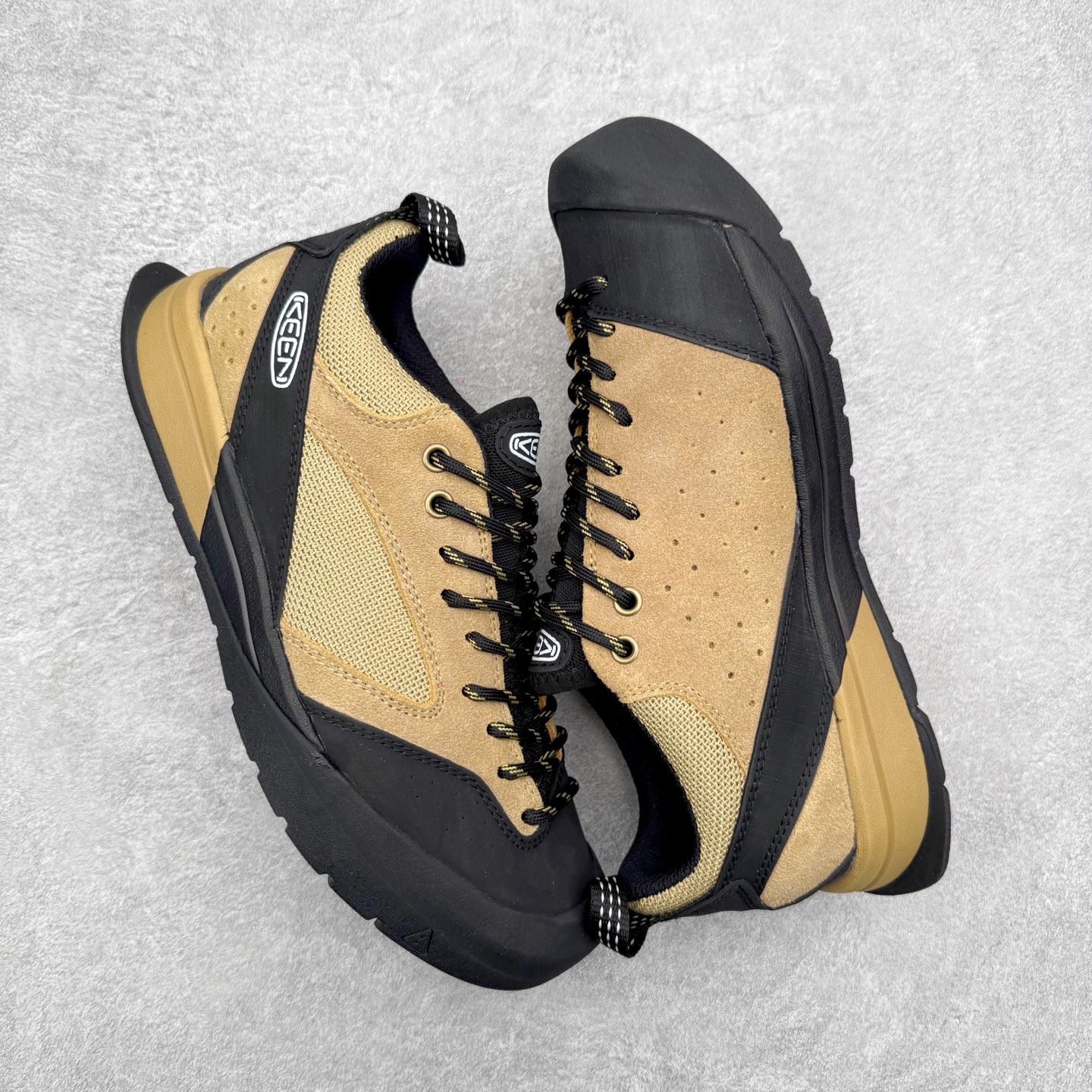 图片[3]-KEEN Jasper 3 科恩网布皮革 经典时尚百搭精致 减震耐磨防水吸汗速干支撑轻便 低帮 户外功能鞋 KEEN诞生于2003年的美国人气户外品牌，以一双“保护脚趾”且能涉足水域的户外凉鞋NEWPORT诞生为契机，开启原创制鞋之路。KEEN相信，天空之下即是户外，因为户外不一定是极具挑战性的独自冒险，也可以是与朋友、家人和宠物一同分享外面的世界。同时，KEEN从诞生之初便始终贯彻环保制鞋的理念，不断创造出优秀的原创奇履。脚踏实地，致力向善。我们想和世界产生更多交集为世界减少更多负担，和你趣户外、趣做自己、趣环保让地球和生活都变得更美好。实拍调校N版已经零色差零失真 百分百还原实物色彩所见即所得 不存在货不对板色差等低级问题 选购参考实物拍摄 不混卖不参货 只用心做好货严格选品 承诺混一赔十 尺码：36 36.5 37.5 38 38.5 39 40 40.5 41 42 42.5 43 44 44.5 45-选品中心