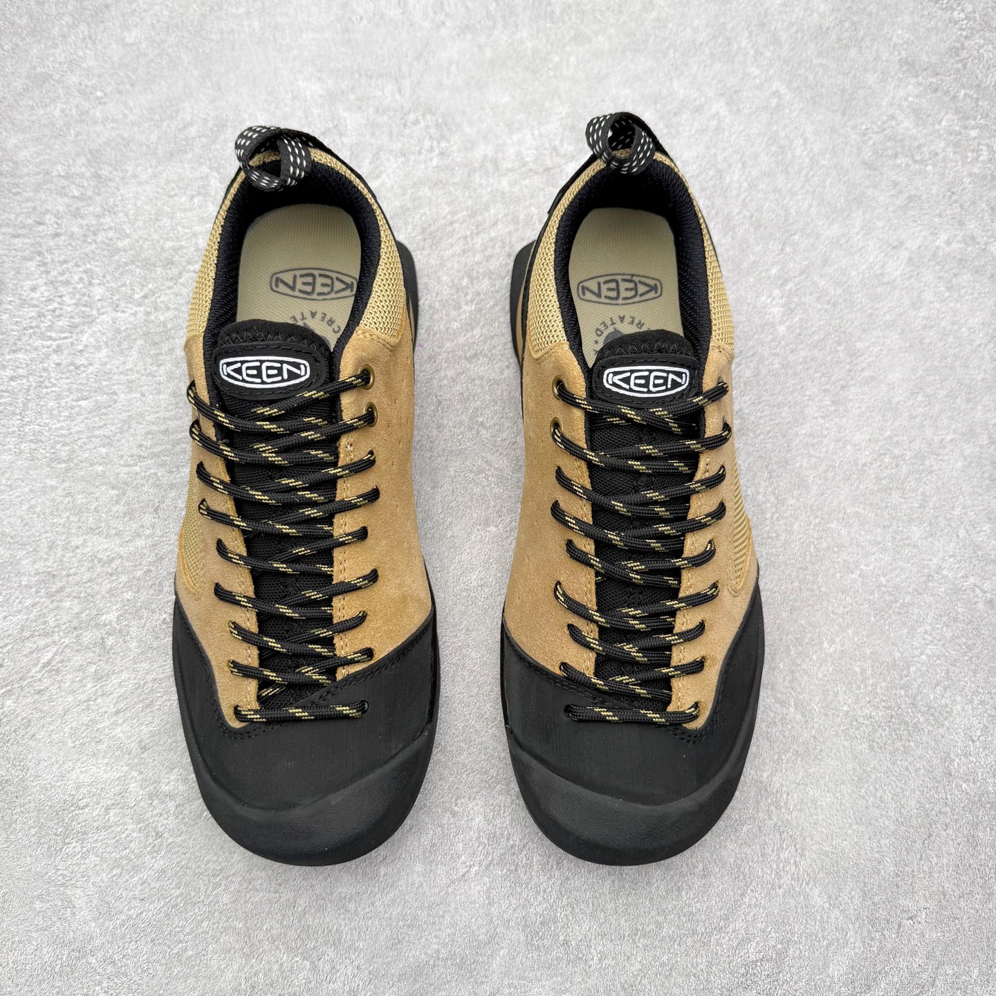 图片[2]-KEEN Jasper 3 科恩网布皮革 经典时尚百搭精致 减震耐磨防水吸汗速干支撑轻便 低帮 户外功能鞋 KEEN诞生于2003年的美国人气户外品牌，以一双“保护脚趾”且能涉足水域的户外凉鞋NEWPORT诞生为契机，开启原创制鞋之路。KEEN相信，天空之下即是户外，因为户外不一定是极具挑战性的独自冒险，也可以是与朋友、家人和宠物一同分享外面的世界。同时，KEEN从诞生之初便始终贯彻环保制鞋的理念，不断创造出优秀的原创奇履。脚踏实地，致力向善。我们想和世界产生更多交集为世界减少更多负担，和你趣户外、趣做自己、趣环保让地球和生活都变得更美好。实拍调校N版已经零色差零失真 百分百还原实物色彩所见即所得 不存在货不对板色差等低级问题 选购参考实物拍摄 不混卖不参货 只用心做好货严格选品 承诺混一赔十 尺码：36 36.5 37.5 38 38.5 39 40 40.5 41 42 42.5 43 44 44.5 45-选品中心