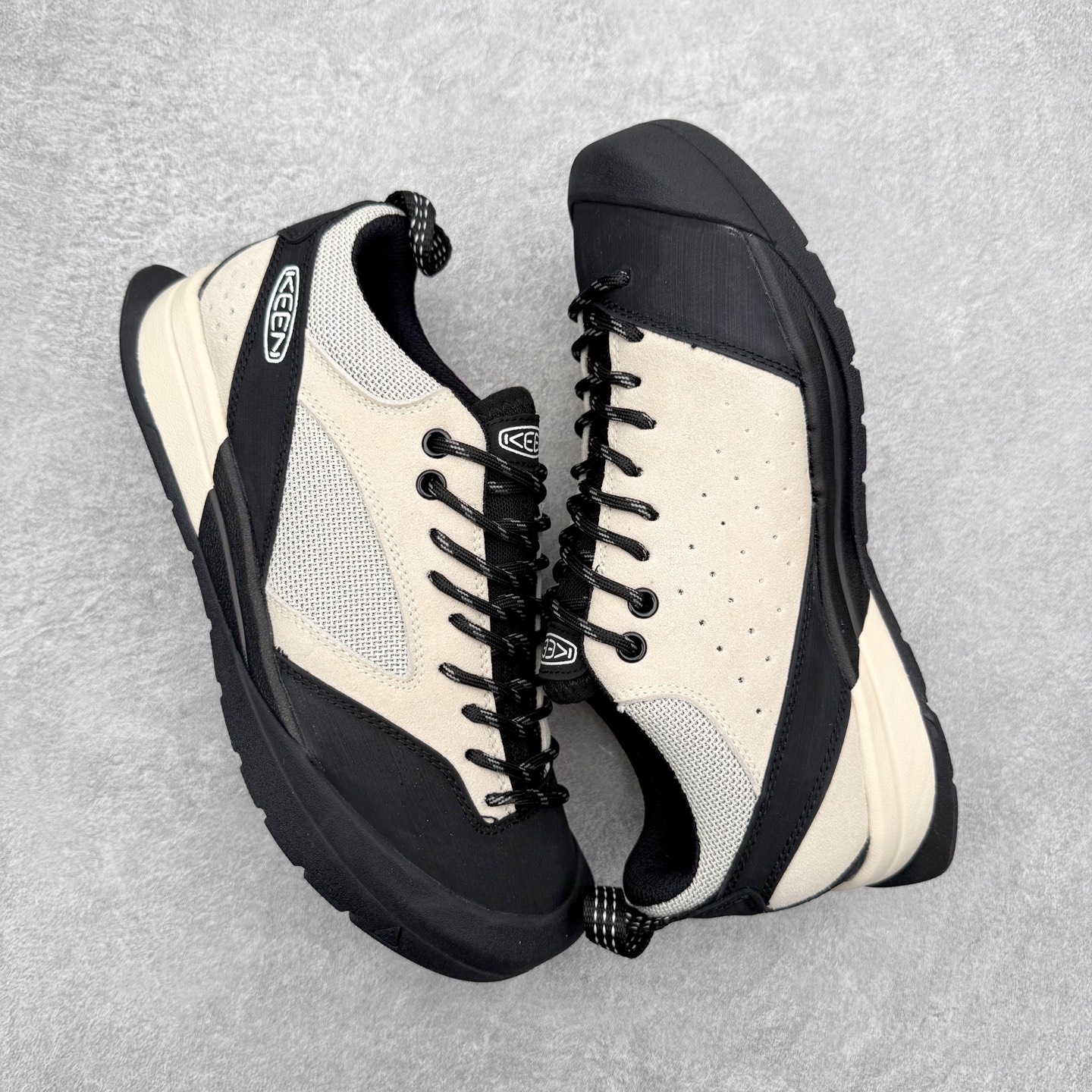 图片[3]-KEEN Jasper 3 科恩网布皮革 经典时尚百搭精致 减震耐磨防水吸汗速干支撑轻便 低帮 户外功能鞋 KEEN诞生于2003年的美国人气户外品牌，以一双“保护脚趾”且能涉足水域的户外凉鞋NEWPORT诞生为契机，开启原创制鞋之路。KEEN相信，天空之下即是户外，因为户外不一定是极具挑战性的独自冒险，也可以是与朋友、家人和宠物一同分享外面的世界。同时，KEEN从诞生之初便始终贯彻环保制鞋的理念，不断创造出优秀的原创奇履。脚踏实地，致力向善。我们想和世界产生更多交集为世界减少更多负担，和你趣户外、趣做自己、趣环保让地球和生活都变得更美好。实拍调校N版已经零色差零失真 百分百还原实物色彩所见即所得 不存在货不对板色差等低级问题 选购参考实物拍摄 不混卖不参货 只用心做好货严格选品 承诺混一赔十 尺码：36 36.5 37.5 38 38.5 39 40 40.5 41 42 42.5 43 44 44.5 45-选品中心