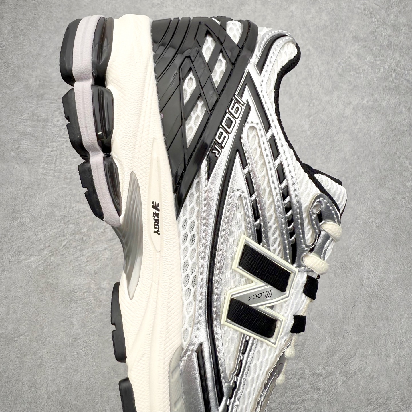 图片[6]-New Balance M1906R NB新百伦系列复古老爹风休闲运动慢跑鞋 日韩出口特供订单 全网最全配色 配套商长期套现长期补货 全新货品 正常出厂触屏不到的单价 超级跑量款 全套原楦原纸板原厂数据开发 进口三明治网面 原装进口翻毛皮料正确绒感卡色 正确中底拉帮中底网布细节 采用轻质牛剖革拼接透气网眼衬垫织物鞋面材质 T-Beam大底提供足步弓支撑 保持步态稳定 后跟搭载外露缓震胶 鞋身整体以各种深浅不一的灰色覆盖 鞋头以淡蓝色调装饰 网眼衬垫通过不规律的色块实现做旧的美感 泛黄的鞋底更是进一步增添了复古气息 尺码：36 37 37.5 38 38.5 39.5 40 40.5 41.5 42 42.5 43 44 45-选品中心